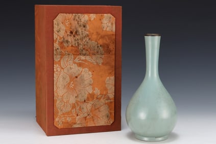An Exquisite Ru yao Cover with Gold Vase,with an Imperial Poem by Emperor Qianlong