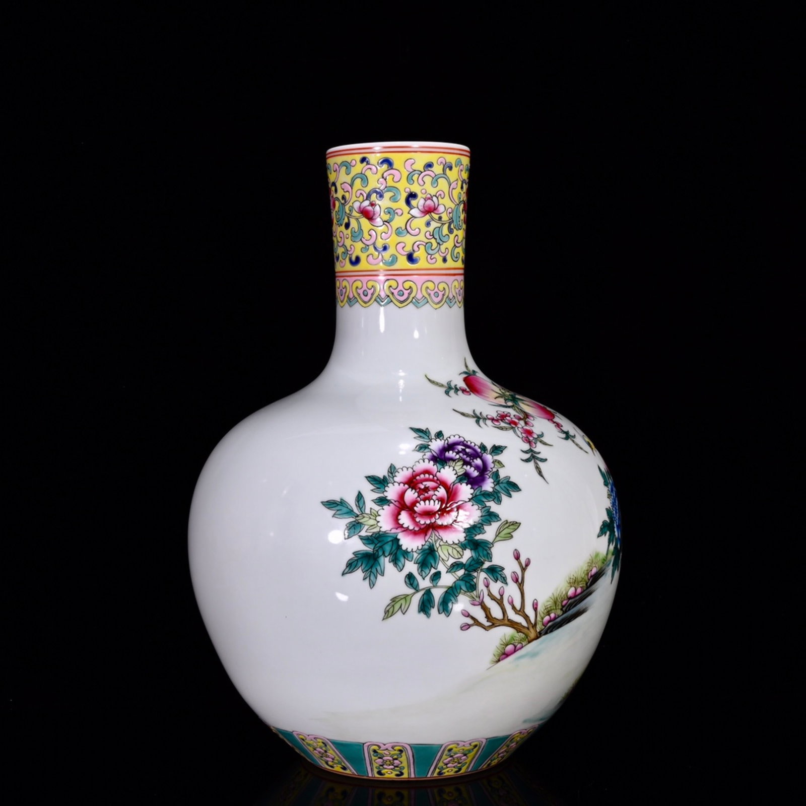 A Rare Enamel Flower and Bird Pattern Vase - 2