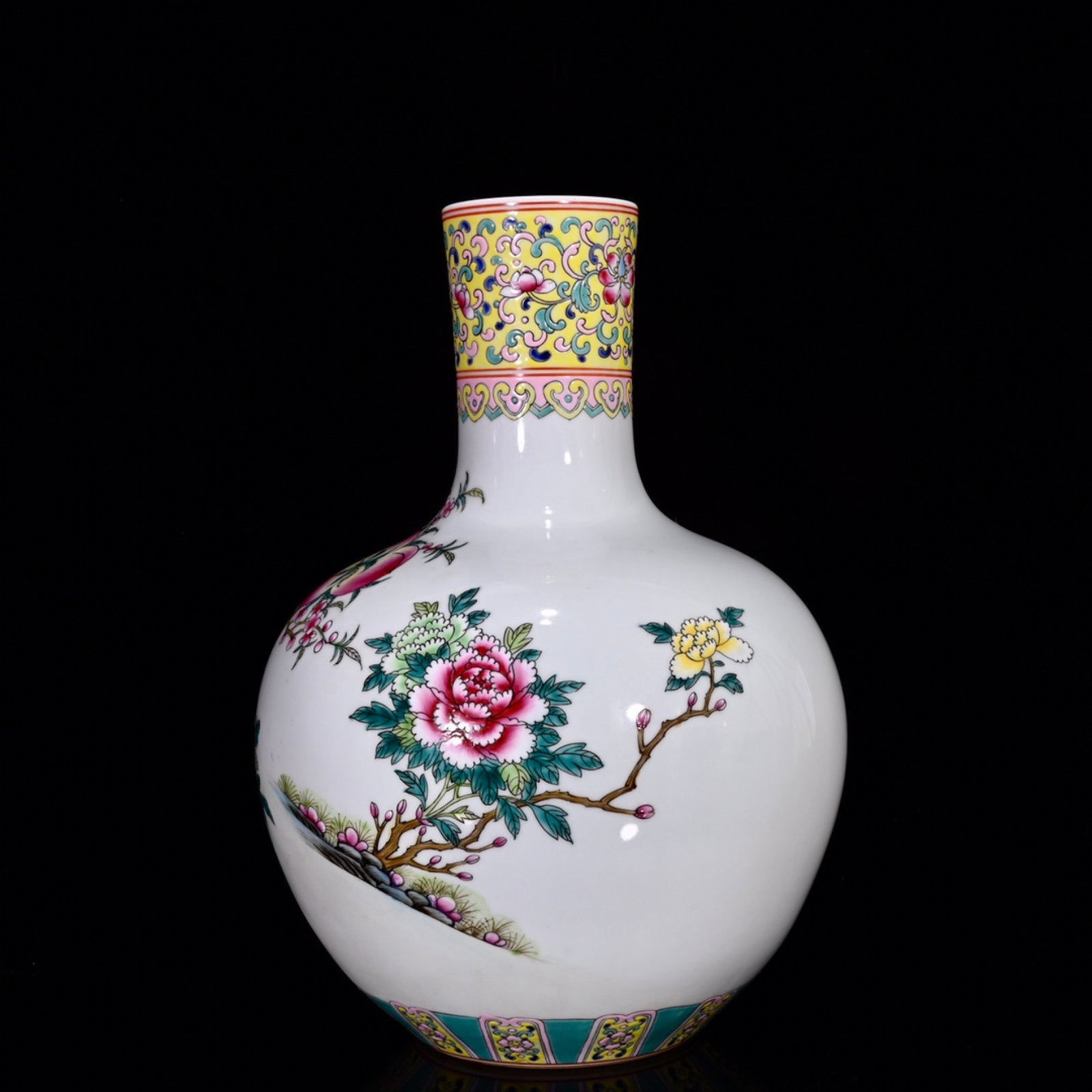 A Rare Enamel Flower and Bird Pattern Vase - 3