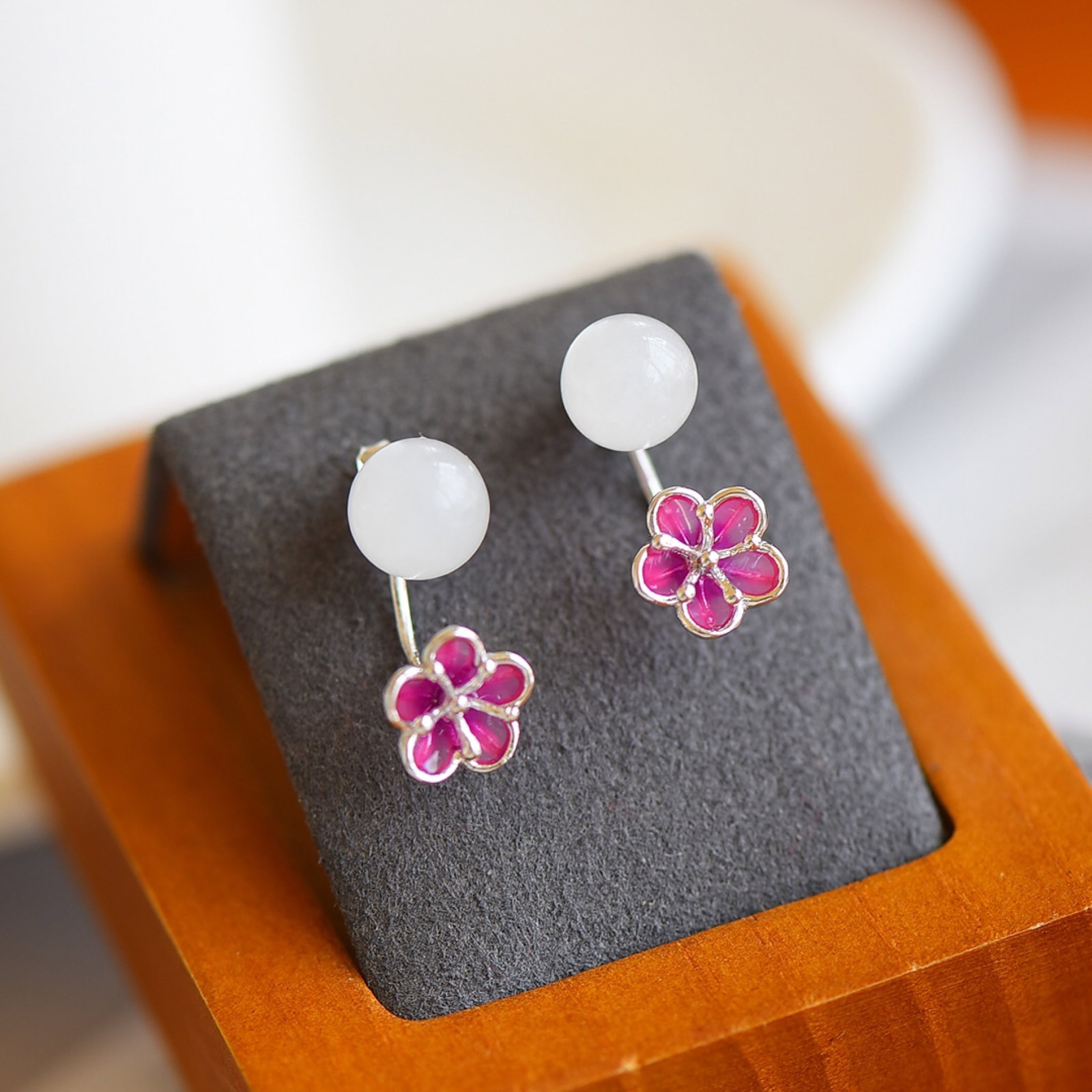 A Pair of Exquisite Sterling Silver Inlaid White Jade Earrings: A Pair of Exquisite Sterling Silver Inlaid White Jade Earrings,Size:10mmx10mm 一对纯银镶白玉耳环