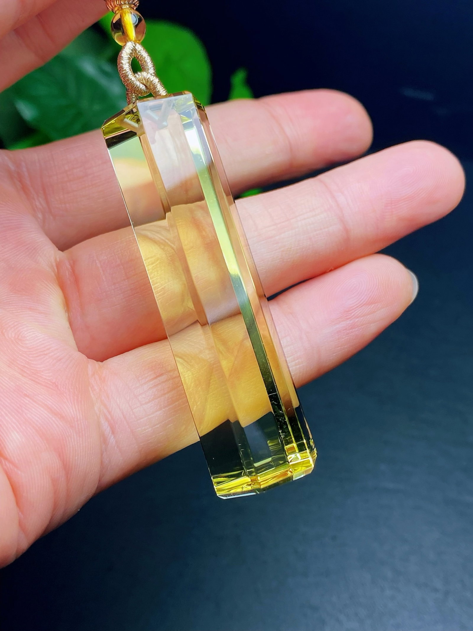 An Exquisite Crystal Pendant: An Exquisite Crystal Pendant,Size:57mmx16mmx14mm,Weight:31.1g 寓意生意兴隆、财源滚滚、事业有成 水&