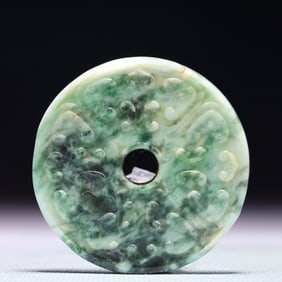 An Exquisite Jadeite Auspicious Cloud Pattern Pendant
