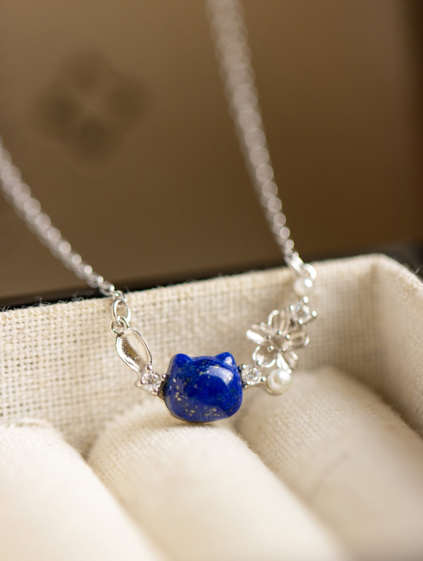 An Exquisite Sterling Silver Inlaid Lapis Lazuli Pendant, Inlaid Diamond and Pearls: An Exquisite Sterling Silver Inlaid Lapis Lazuli Pendant, Inlaid Diamond and Pearls 纯银镶青金石吊坠,嵌钻石和珍珠