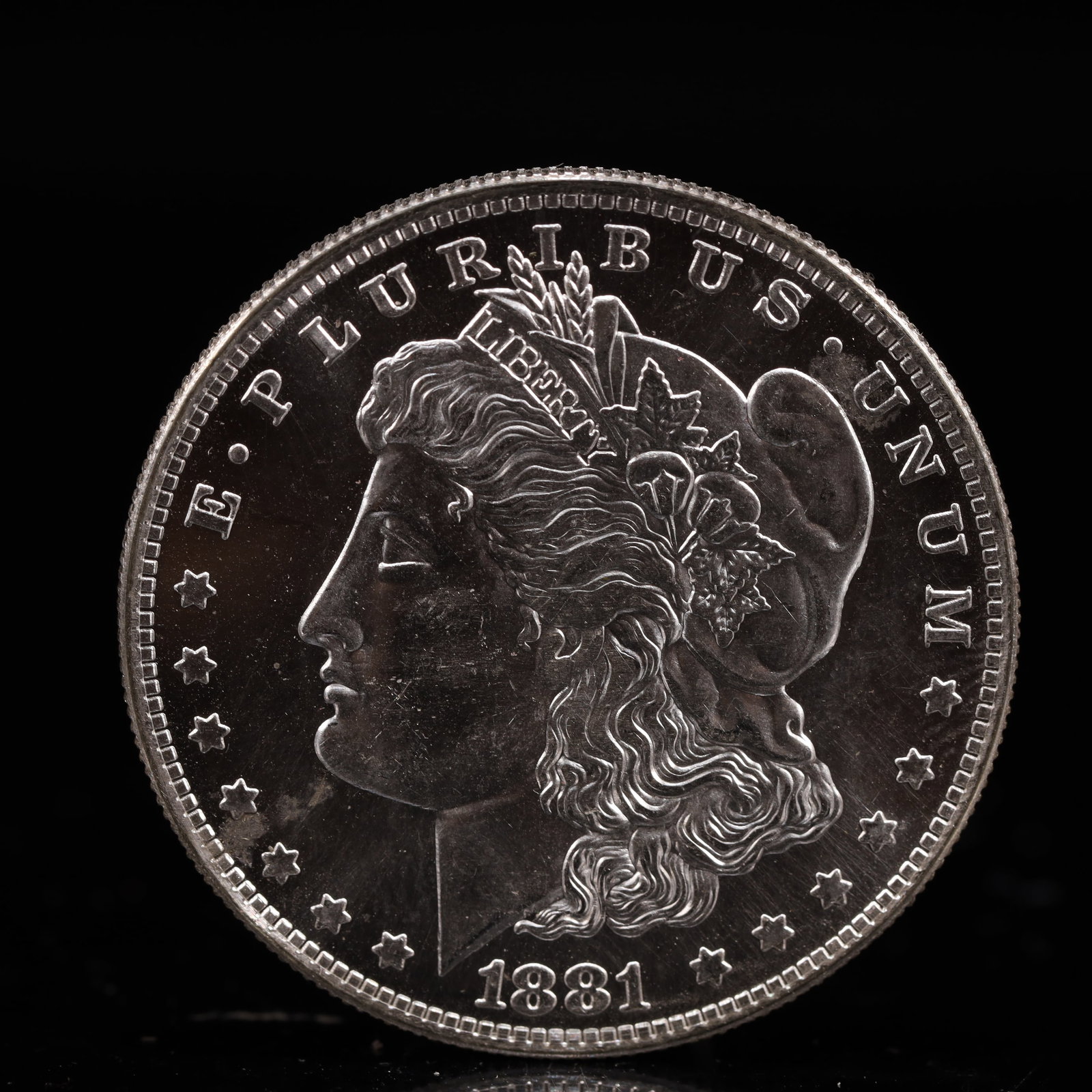 USA Morgan Dollar 1881 Coin: Obv: profile bust with date below and E PLURIBUS UNUM legend and stars around. Rev: eagle with In God we trust above within wreath with UNITED STATES OF AMERICA ONE DOLLAR legend. IN GOD WE TRUST / LI