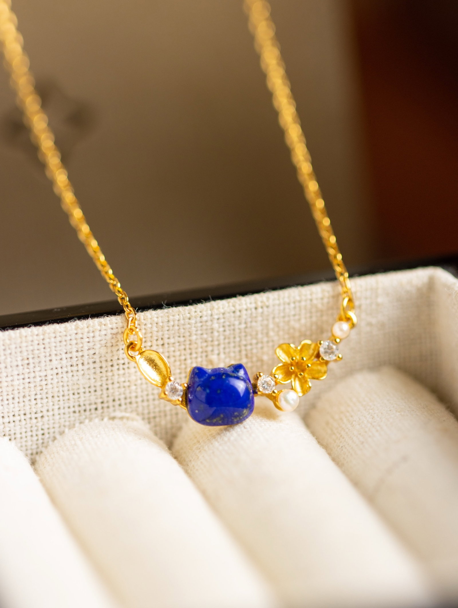 An Exquisite Sterling Silver-Gold Plated Inlaid Lapis Lazuli Pendant, Inlaid Diamond and Pearls: An Exquisite Sterling Silver-Gold Plated Inlaid Lapis Lazuli Pendant, Inlaid Diamond and Pearls 纯银镀金镶青金石吊坠,嵌钻石