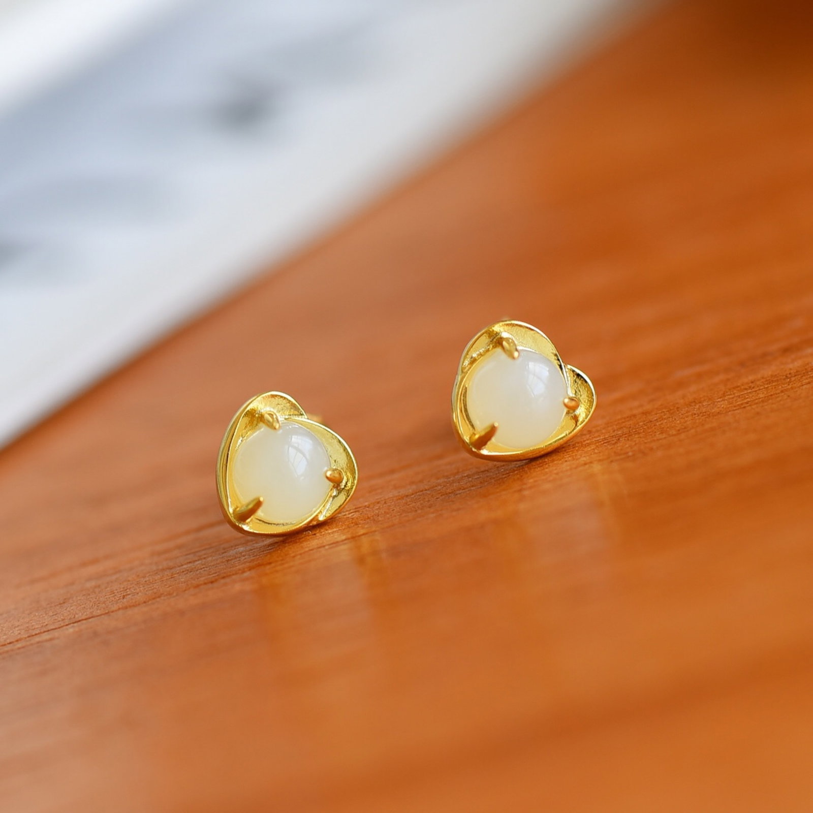 A Pair of Exquisite Sterling Silver-Gold Plated Inlaid White Jade Earrings: A Pair of Exquisite Sterling Silver-Gold Plated Inlaid White Jade Earrings,Size:6mmx6mm 一对纯银镀金镶白玉耳钉