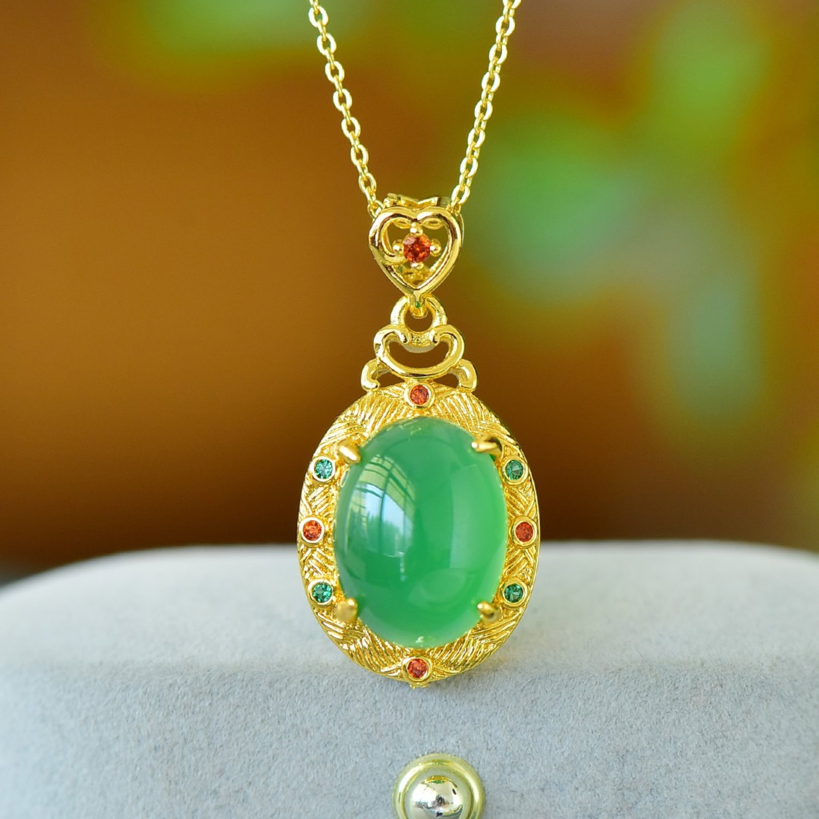 An Exquisite Pendant,Inlaid Diamond: An Exquisite Pendant Size:12mmx16mm 吊坠