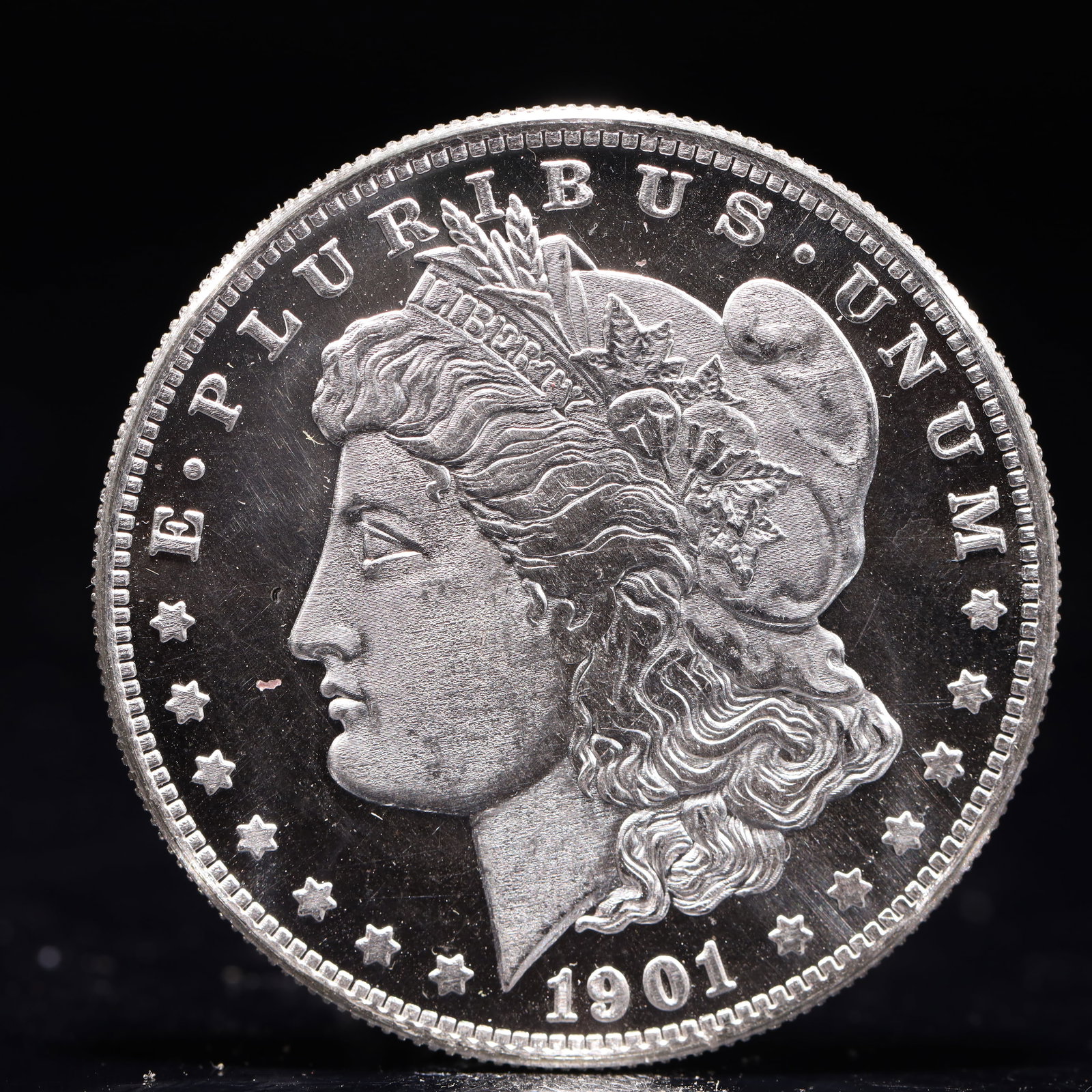 USA Morgan Dollar 1901 Coin: Obv: profile bust with date below and E PLURIBUS UNUM legend and stars around. Rev: eagle with In God we trust above within wreath with UNITED STATES OF AMERICA ONE DOLLAR legend. IN GOD WE TRUST / LI