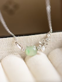 An Exquisite Sterling Silver Inlaid Jadeite Pendant, Inlaid Diamond and Pearls