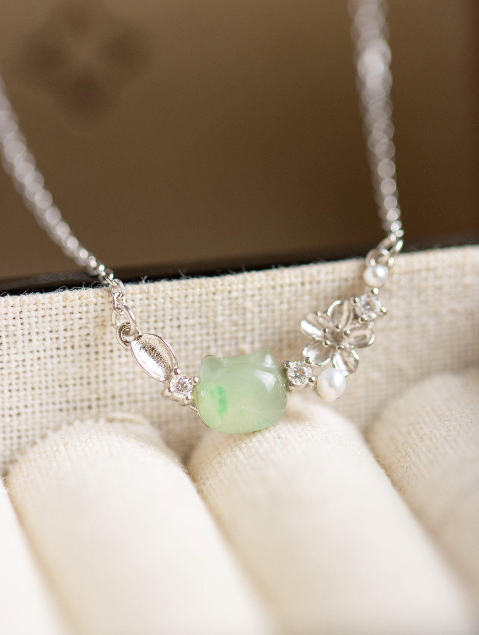 An Exquisite Sterling Silver Inlaid Jadeite Pendant, Inlaid Diamond and Pearls: An Exquisite Sterling Silver Inlaid Jadeite Pendant, Inlaid Diamond and Pearls 纯银镶翡翠吊坠,嵌钻石和珍珠