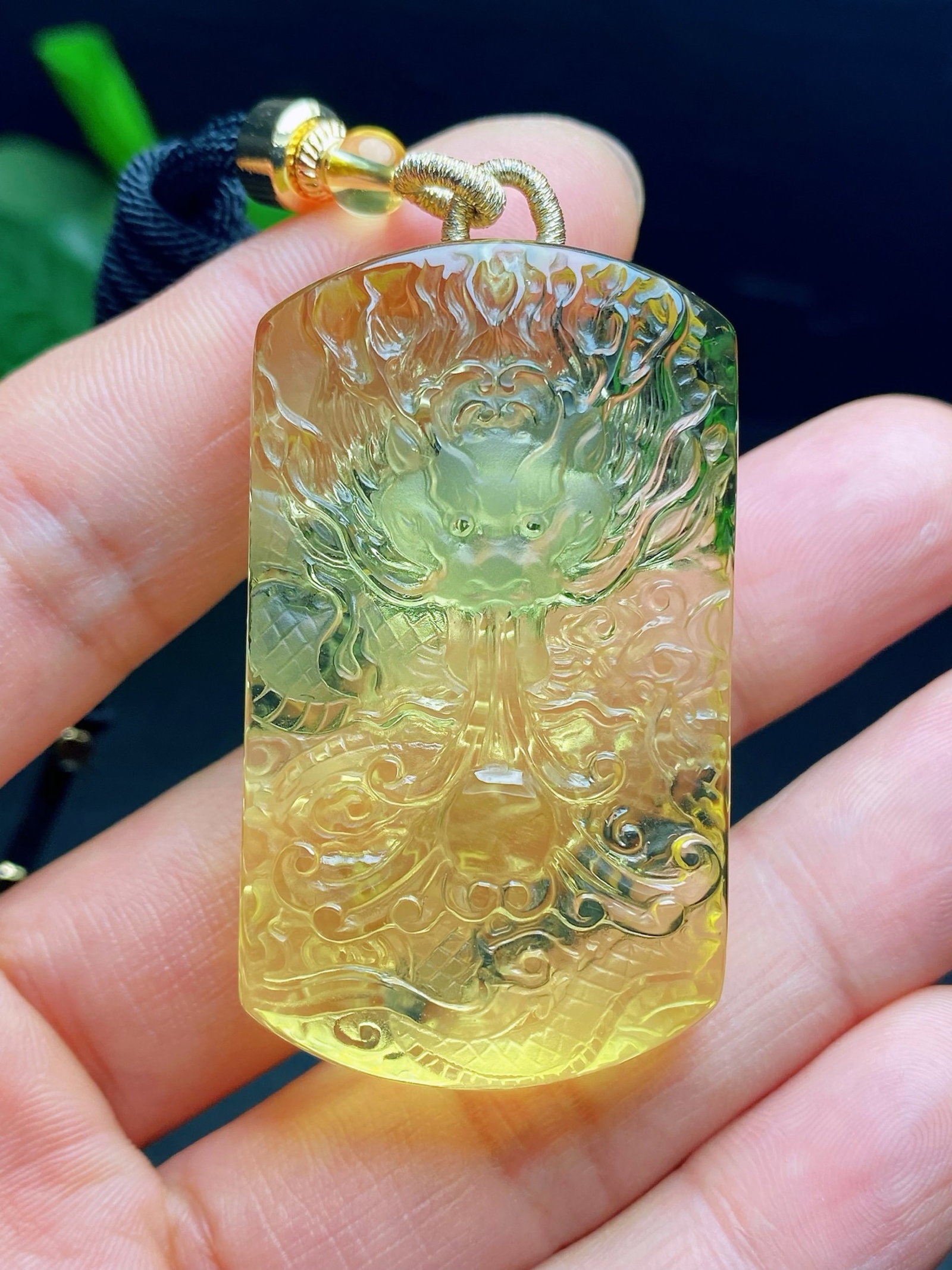 An Exquisite Crystal Auspicious Cloud and Dragon Pattern Pendant: An Exquisite Crystal Auspicious Cloud and Dragon Pattern Pendant,Size:51mmx29mmx13mm,Weight:41.8g 水晶祥云龙纹吊坠