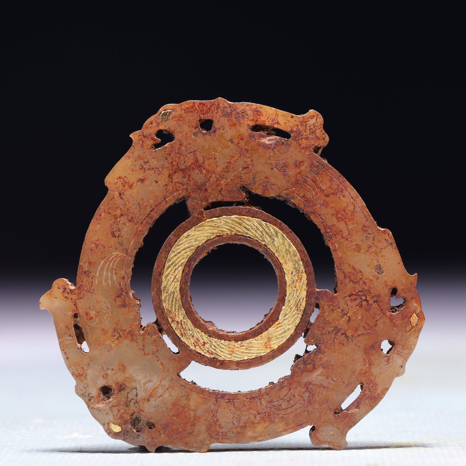 An Exquisite Archaic Jade Inlaid Gold Pendant: An Exquisite Archaic Jade Inlaid Gold Pendant,Ancient Time,China,Size:2.2inx2.2in,Weight:20.6g 高古玉错金挂件,中国远古时期