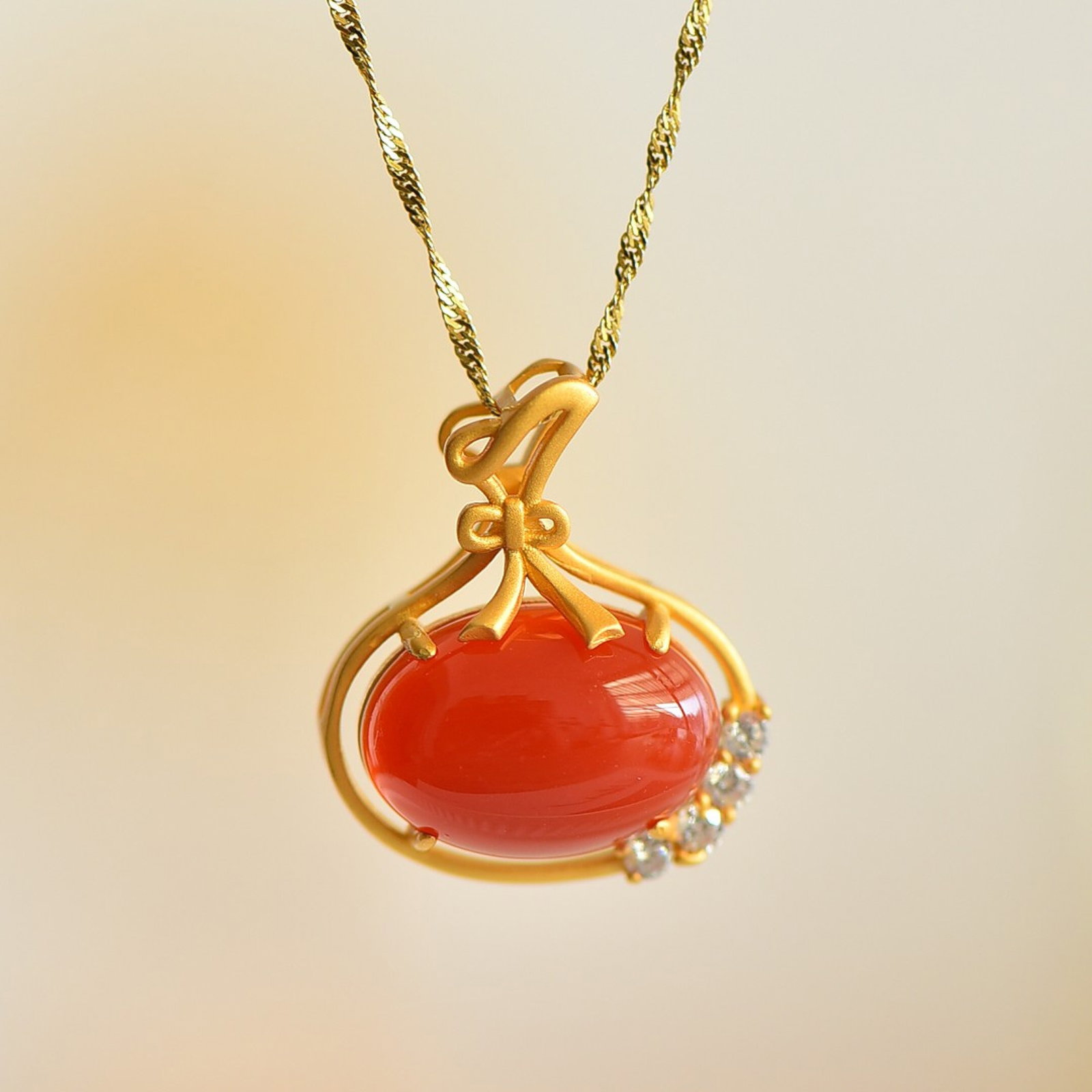 An Exquisite Sterling Silver-Gold Plated Inlaid Red Agate Necklace,Inlaid Diamond: An Exquisite Sterling Silver-Gold Plated Inlaid Red Agate Necklace,Inlaid Diamond,Size:13mmx18mm 纯银镀金镶红玛瑙项链,嵌钻௾