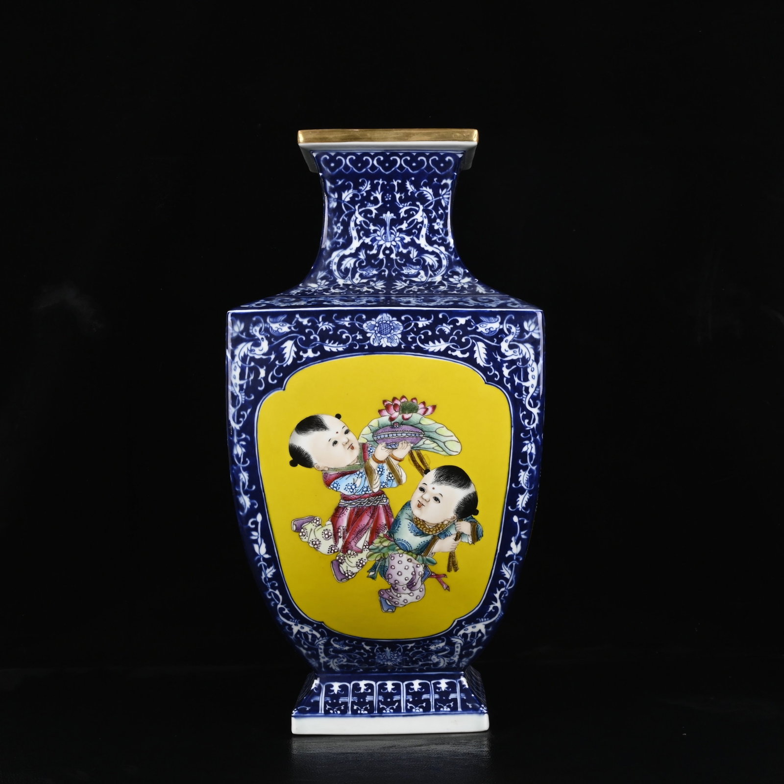 A Huge Blue and White Famille-Rose Character and Story Pattern Vase: A Huge Blue and White Famille-Rose Character and Story Pattern Vase,Qing Dynasty,China,Qianlong Six-character Mark,Size:17.1inx8.5in 青花粉彩人物故事