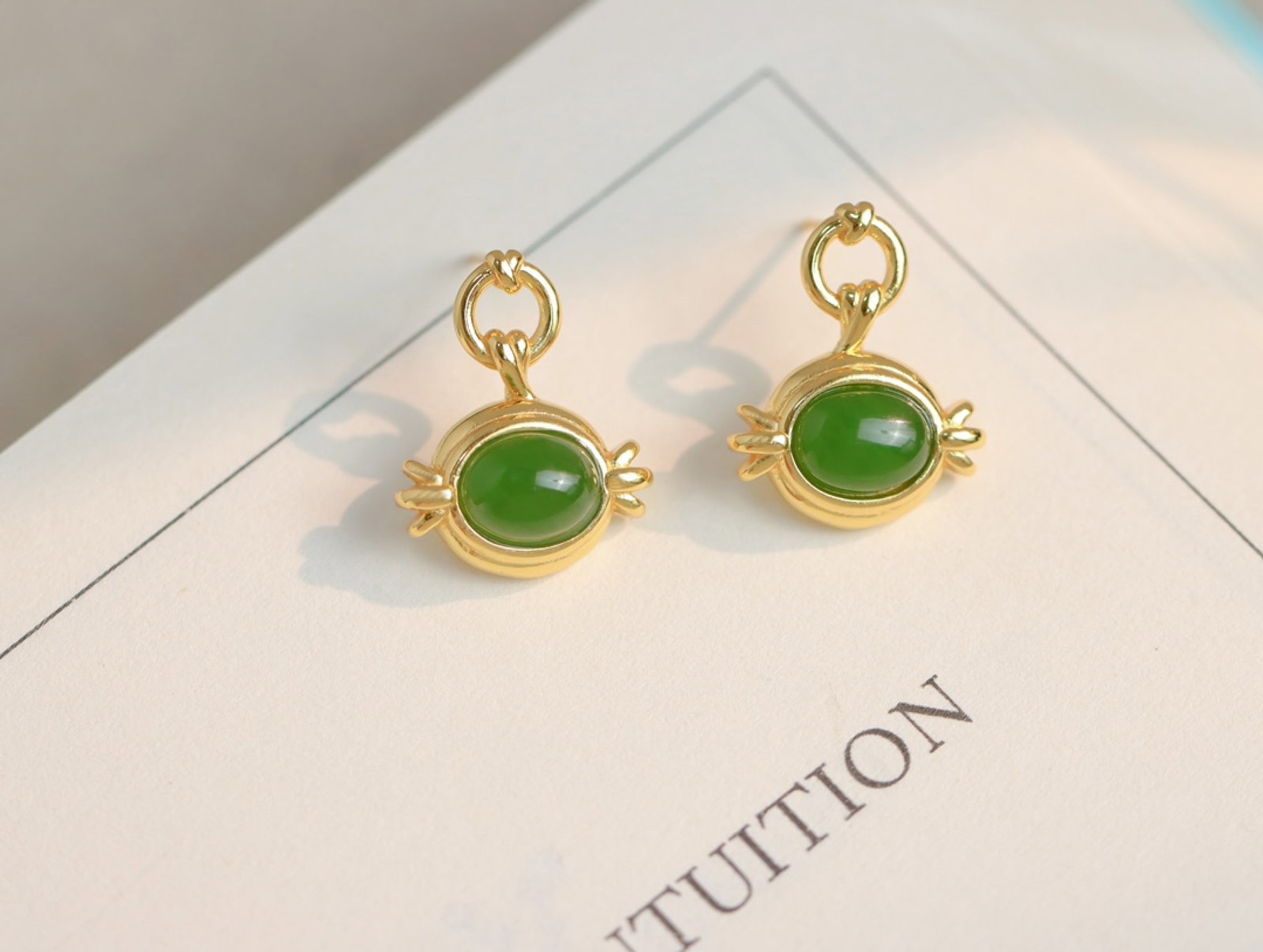 A Pair of Exquisite Sterling Silver-Gold Plated Inlaid Jasper Earrings: A Pair of Exquisite Sterling Silver-Gold Plated Inlaid Jasper Earrings 一对纯银镀金镶碧玉耳环