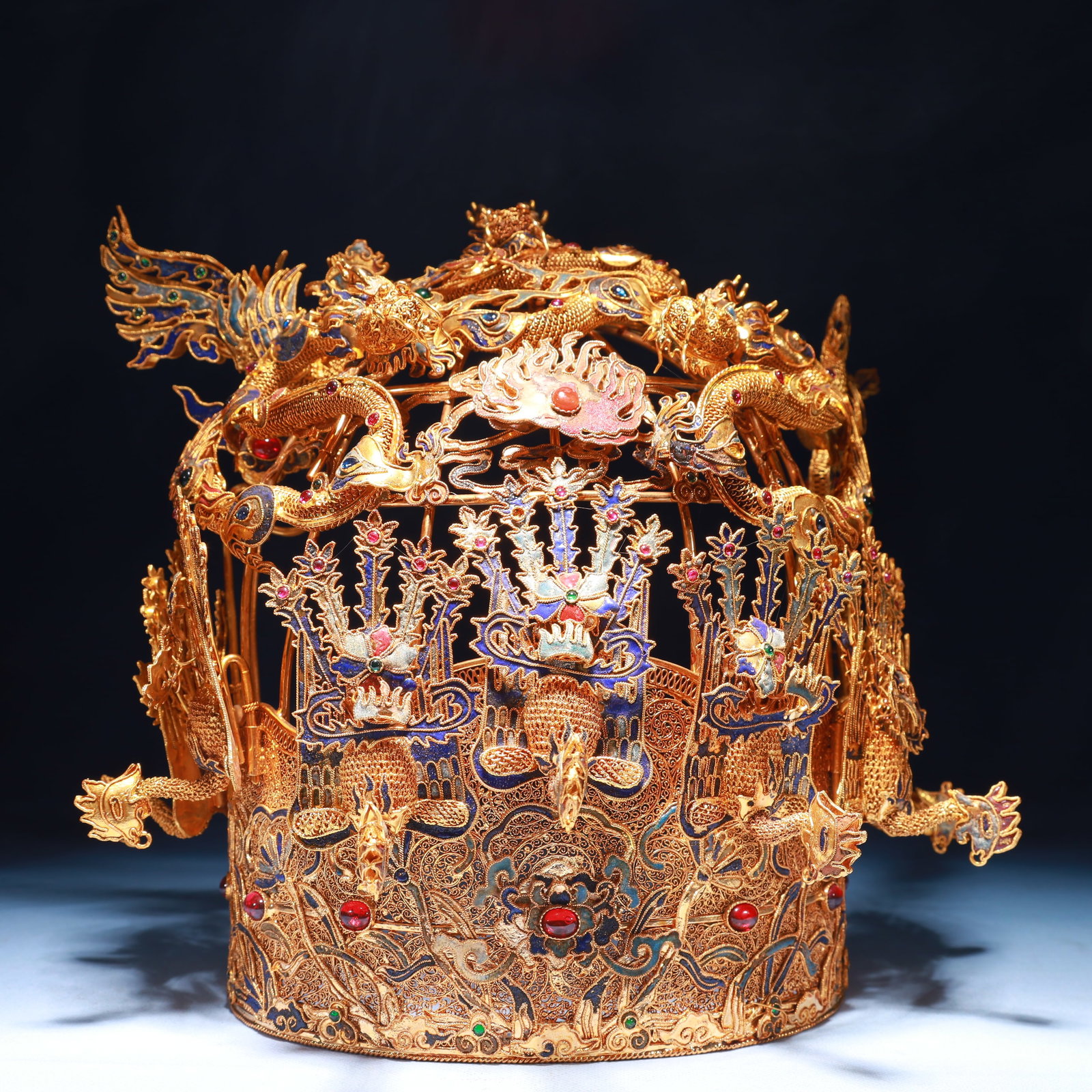 An Exquisite Filigree and Gilding Dragon and Phoenix Pattern Coronet Ornament,Inlaid Gems: An Exquisite Filigree and Gilding Dragon and Phoenix Pattern Coronet Ornament,Inlaid Gems,Qing Dynasty,China,Size:11.8inx6.7inx10.6in,Weight:1600g 花丝鎏金龙凤ń