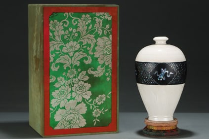 An Exquisite Ding yao White Glazed Flower Pattern Vase