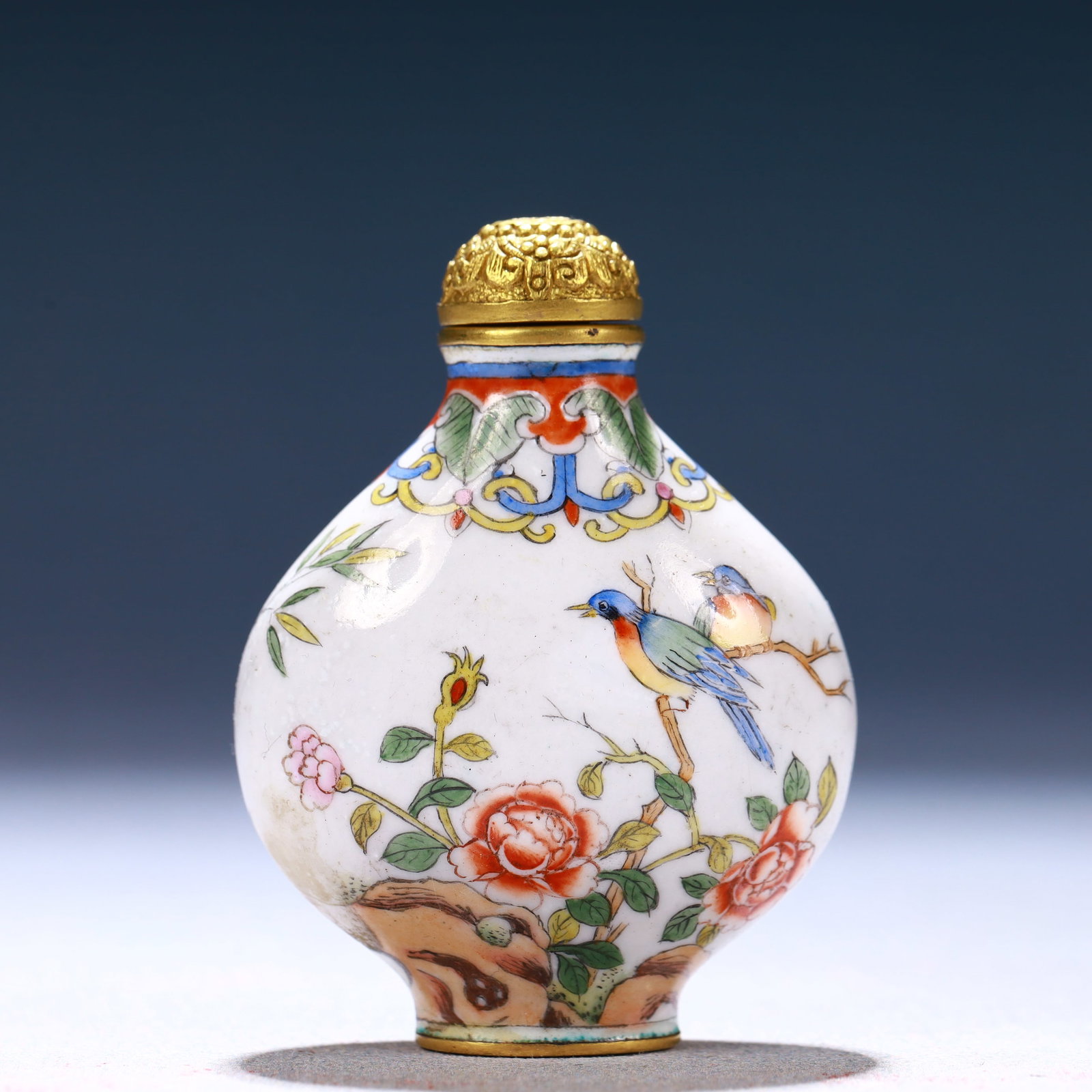 An Exquisite Painted Enamel Flower and Bird Pattern Snuff Bottle: An Exquisite Painted Enamel Flower and Bird Pattern Snuff Bottle,Qing Dynasty, China,Qianlong Four-character Mark,Size:2inx0.8inx2.4in,Weight:44g 画珐琅花鸟纹࿬