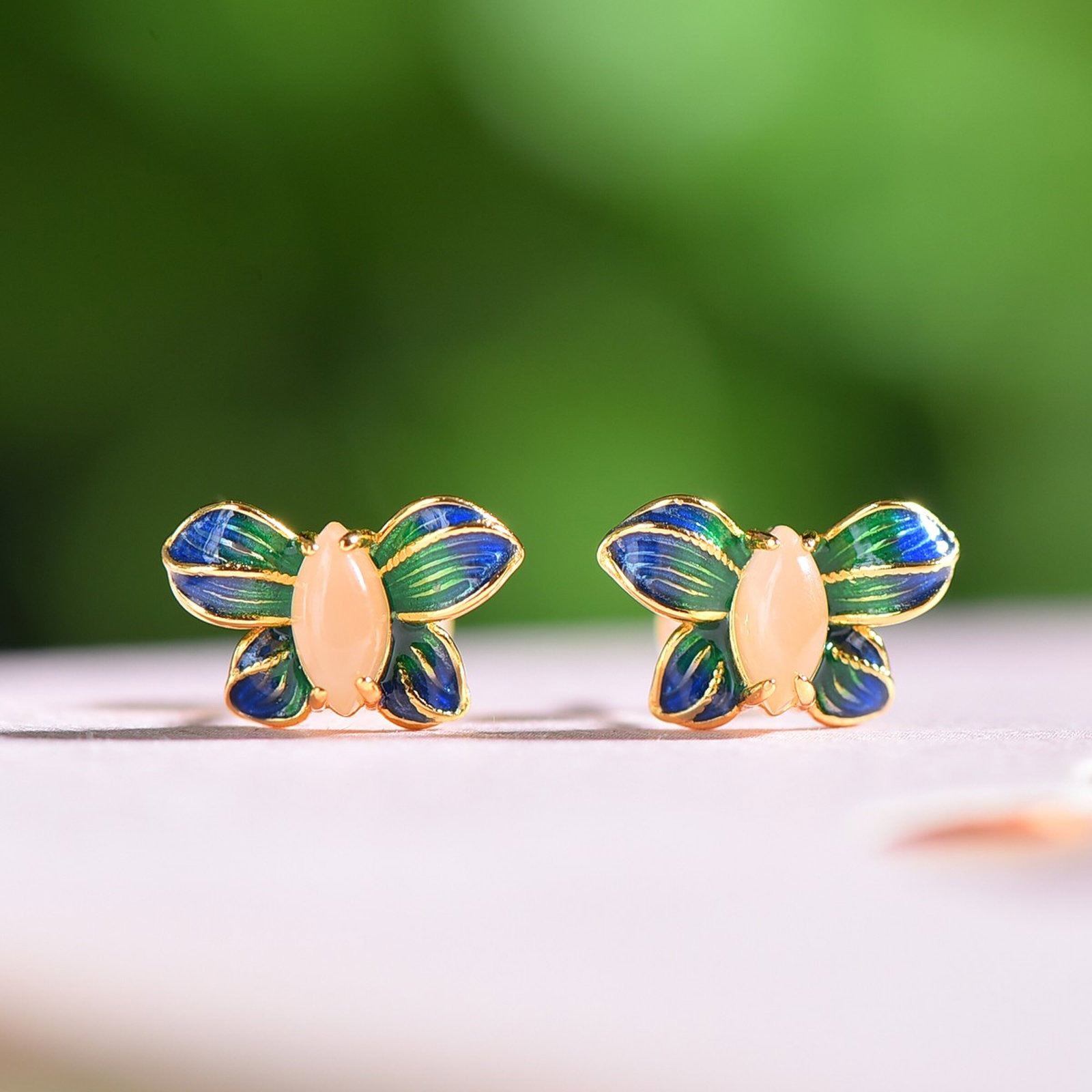 A Pair of Exquisite Sterling Silver-Gold Plated Inlaid White Jade Enamel Earrings: A Pair of Exquisite Sterling Silver-Gold Plated Inlaid White Jade Enamel Earrings,Size:3mmx6mm 一对纯银镀金镶白玉珐琅耳钉