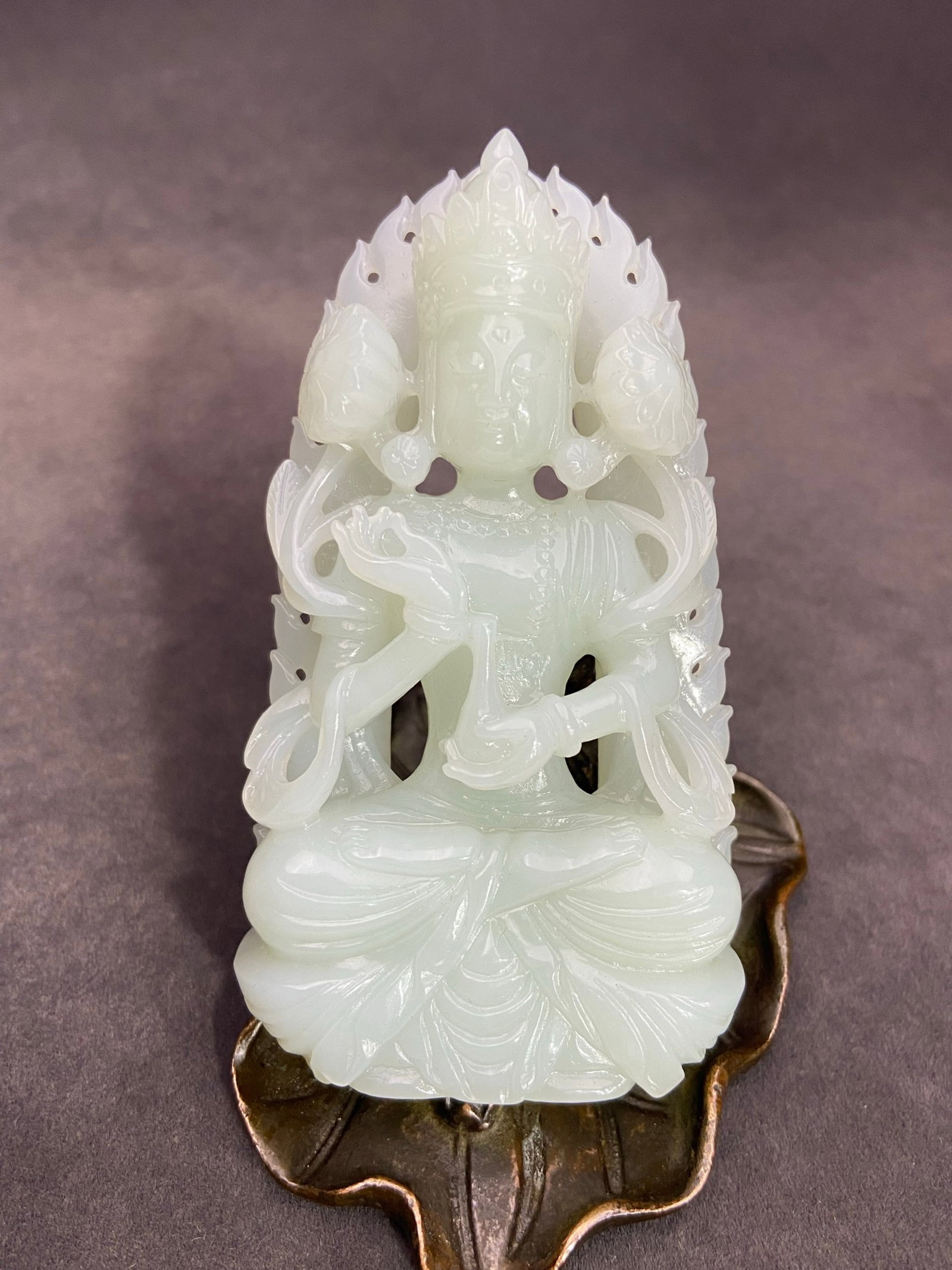 An Exquisite White Jade Statue of Avalokitesvara Ornament: An Exquisite White Jade Statue of Avalokitesvara Ornament,Qing Dynasty,China,Size:93.5mmx53mmx19mm,Weight:122g 白玉观音像摆件,中国清代