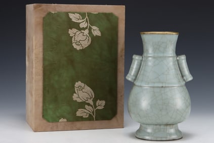 An Exquisite Guan yao Cover with Gold Double-Ears Vase