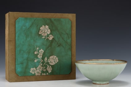 An Exquisite Longquan yao Celadon Glazed Painted Gold Bowl