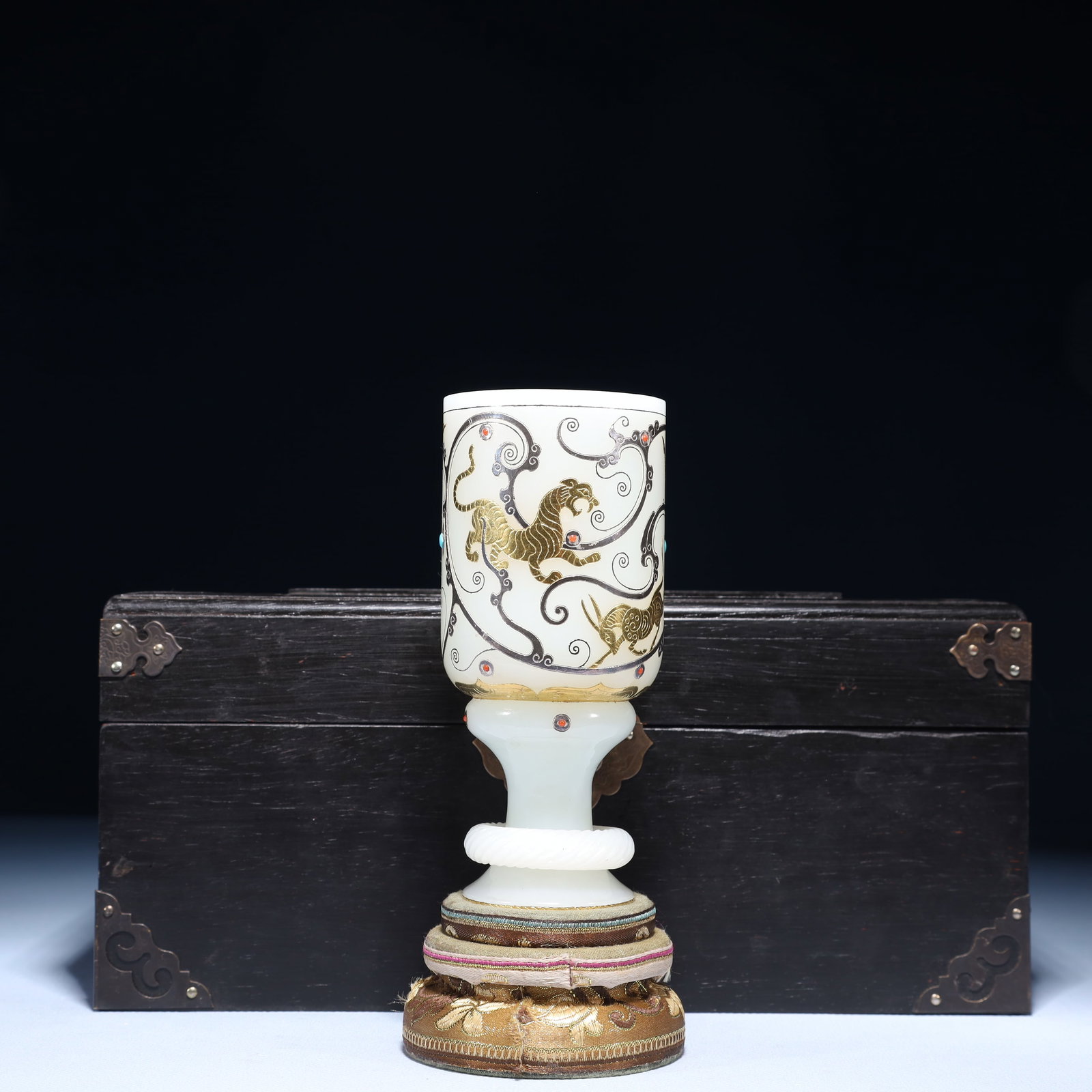 An Exquisite White Jade Inlaid Gold and Silver Auspicious Beast Pattern Cup,Inlaid Gems: An Exquisite White Jade Inlaid Gold and Silver Auspicious Beast Pattern Cup,Inlaid Gems,Qing Dynasty,China,Size:2.4inx5.5in,(Box)11inx7.1inx4.7in,Weight:450g 白玉错金银&#