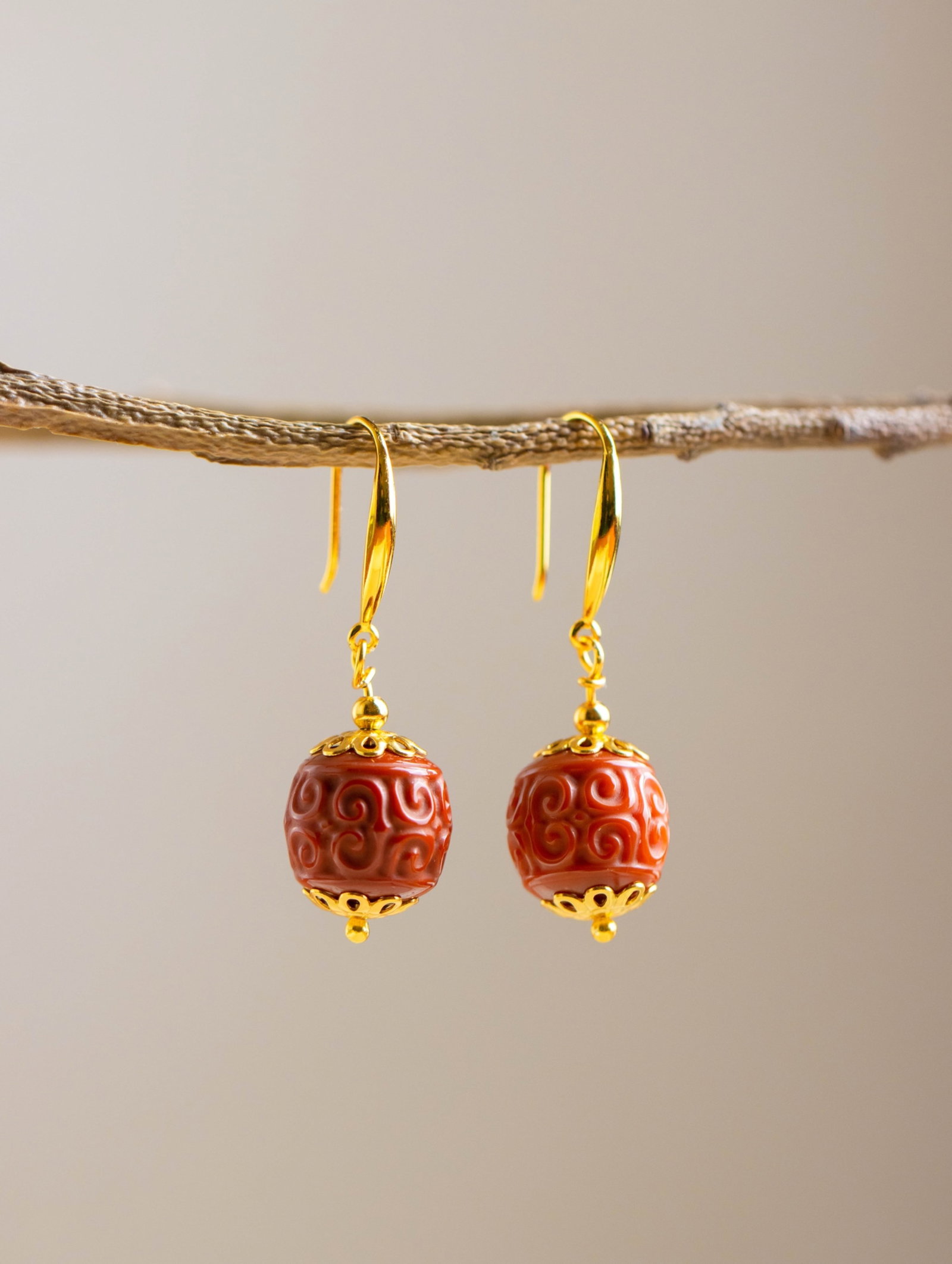 A Pair of Exquisite Sterling Silver-Gold Plated Inlaid Agate Earrings: A Pair of Exquisite Sterling Silver-Gold Plated Inlaid Agate Earrings 一对纯银镀金镶玛瑙耳环