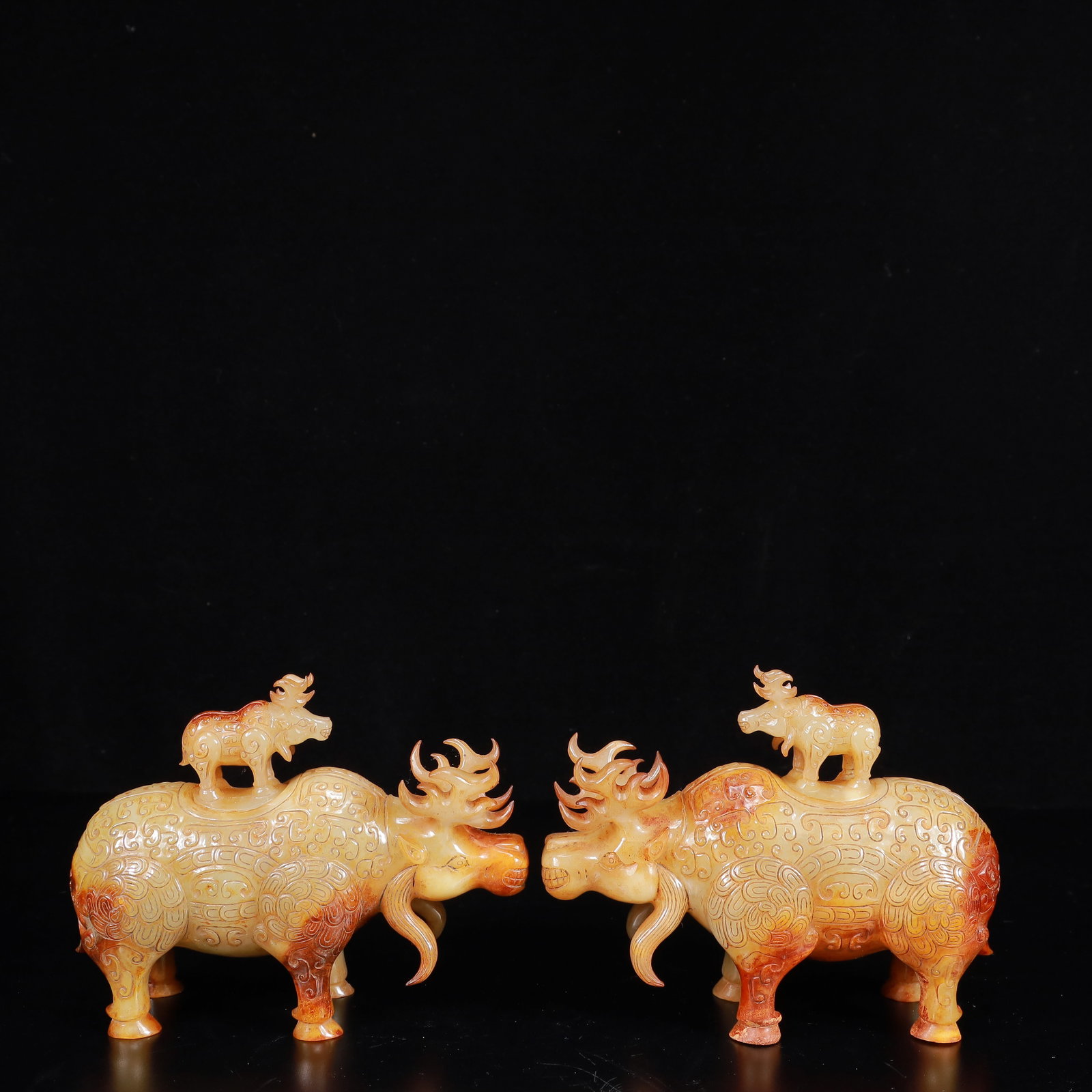 A Pair of Exquisite White Jade Buffalo Ornaments: A Pair of Exquisite White Jade Buffalo Ornaments,Qing Dynasty,China,Size:5.9inx2.4inx4.3in,Weight:1350g 一对白玉牛摆件,中国清代