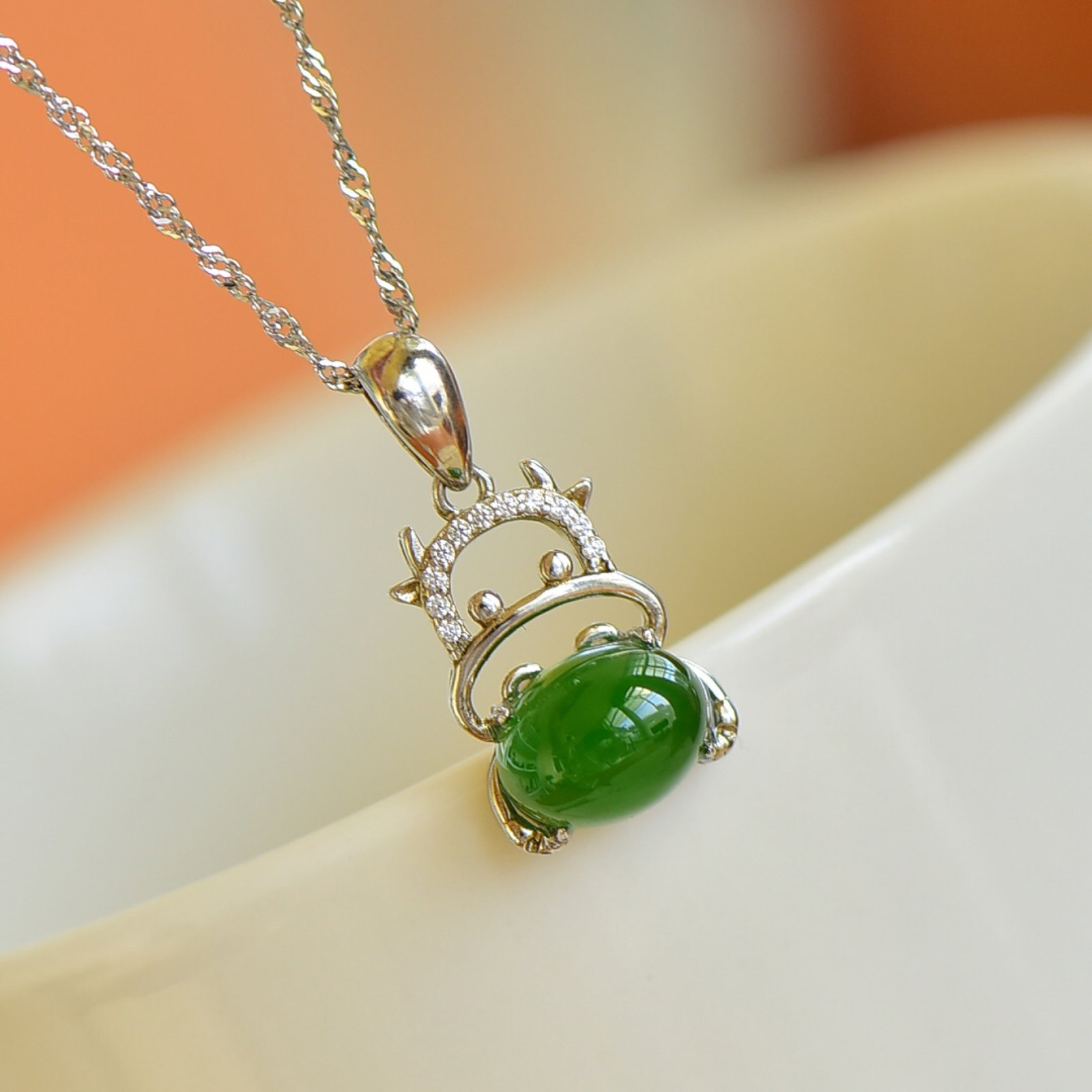 An Exquisite Sterling Silver Inlaid Jasper Pendant,Inlaid Diamond: An Exquisite Sterling Silver Inlaid Jasper Pendant,Inlaid Diamond,Size:7mmx9mm 纯银镶碧玉吊坠,嵌钻石