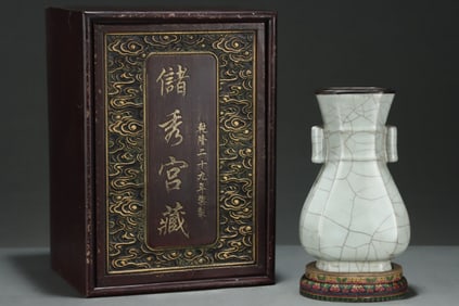 An Exquisite Guan yao Cover with Silver Double-Ears Vase,with an Imperial Poem by Emperor Qianlong