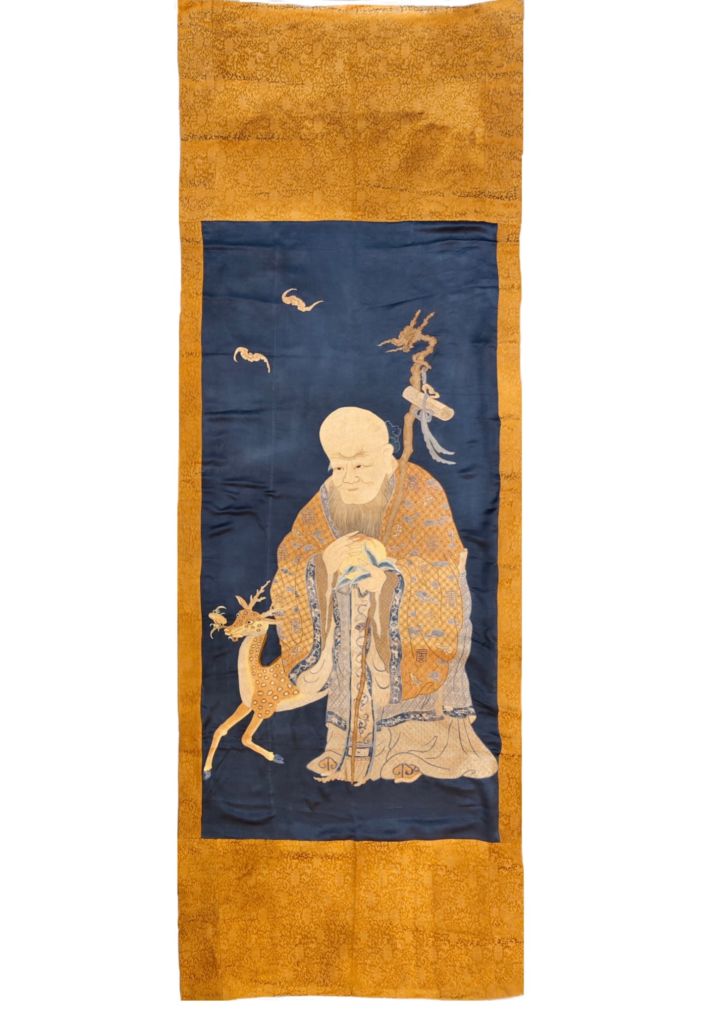 A beautifully embroidered figure: An exquisite embroidered figure, Qing Dynasty, China, embroidery technology used needles and threads on fabrics to embroider various exquisite patterns and patterns on the fine fabric surface, showing