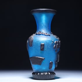 An Exquisite Glass Flower Pattern Vase
