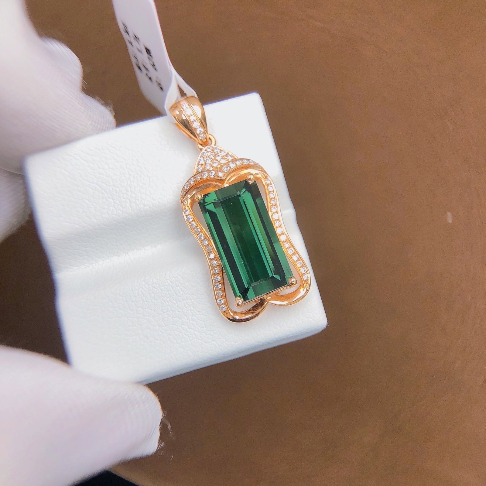 6.3Ctw Sterling Silver-Gold Plated Inlaid Natural Tourmaline Necklace: 6.3Ctw Sterling Silver-Gold Plated Inlaid Natural Tourmaline Necklace,Size:14.6mmx7.8mm 6.3Ctw纯银镀金嵌天然碧玺项链