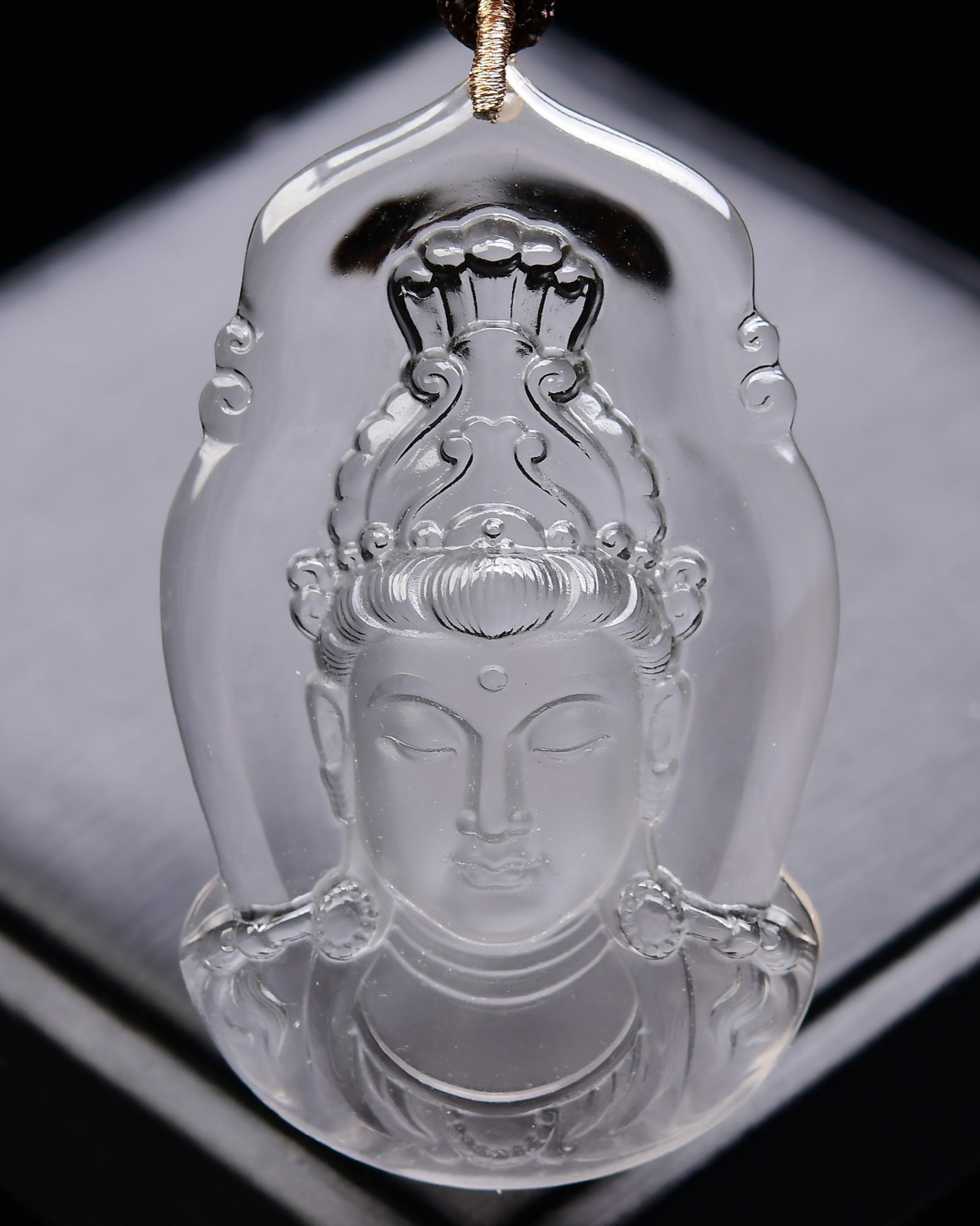 An Exquisite Crystal Statue of Avalokitesvara Pattern Pendant: An Exquisite Crystal Statue of Avalokitesvara Pattern Pendant,Size:66mmx40mmx15mm,Weight:52g 寓意事事如意,康乐吉祥,平安长&