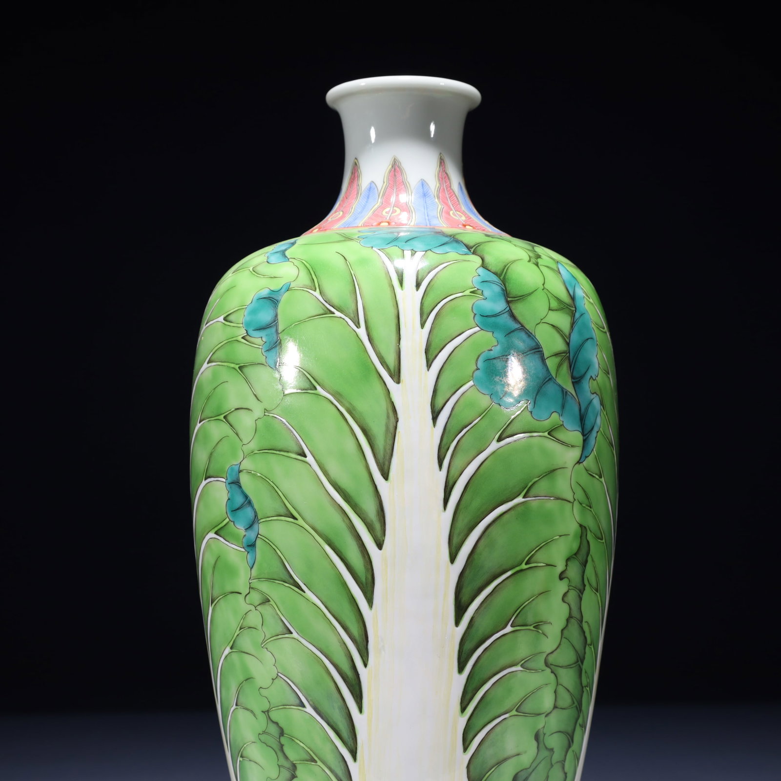An Exquisite Enamel Cabbage Pattern Vase - 2