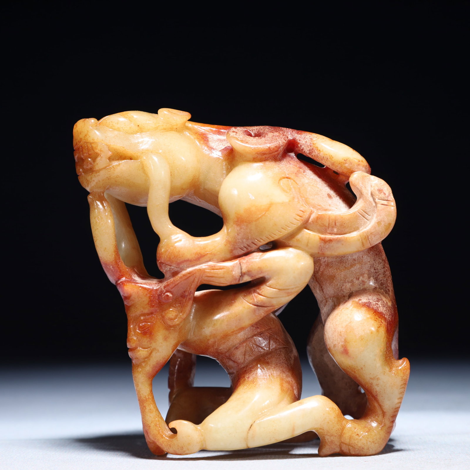An Exquisite White Jade Dragon Ornament: An Exquisite White Jade Dragon Ornament,Qing Dynasty,China,Size:3.1inx2.8inx2in,Weight:300g 白玉龙摆件,中国清代