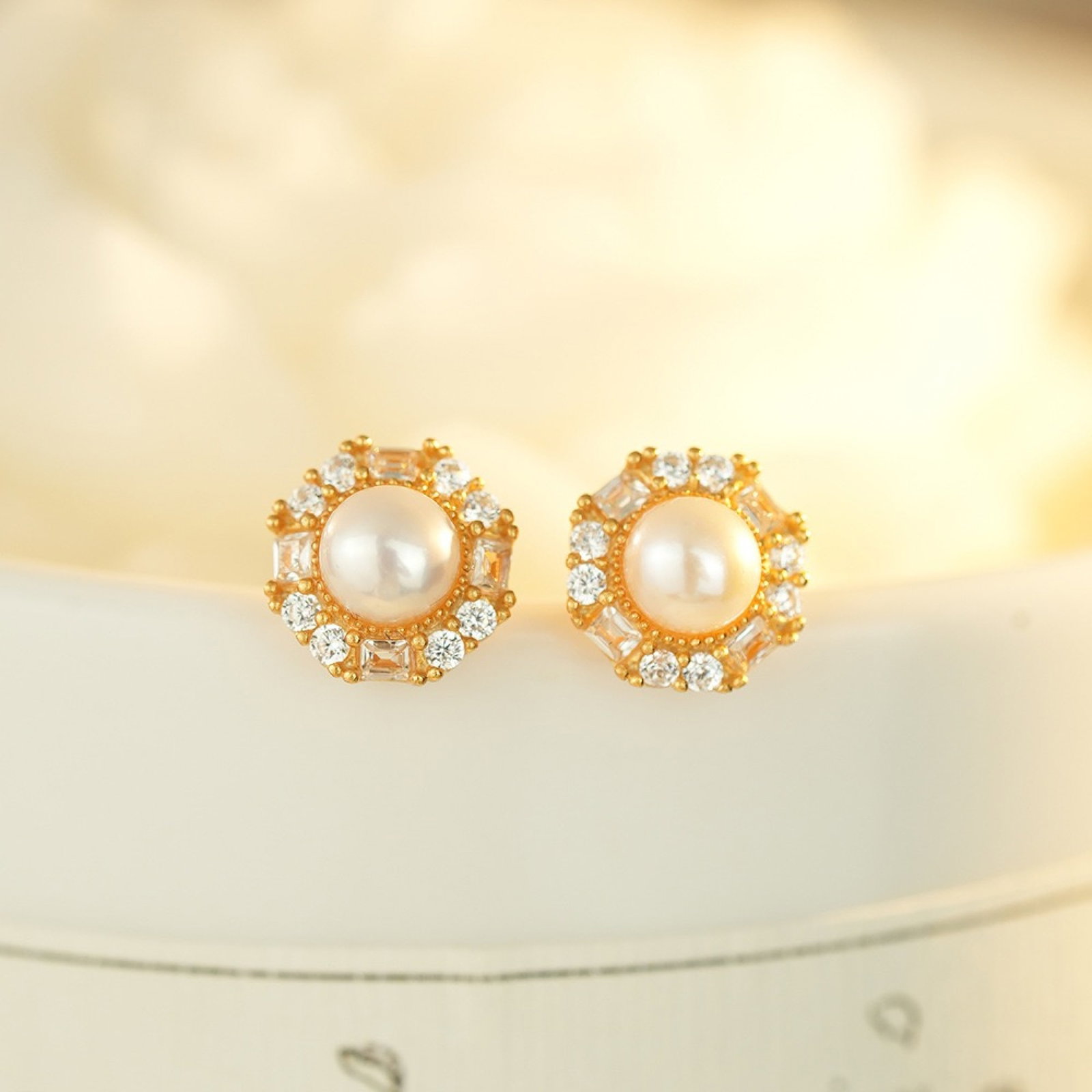 A Pair of Exquisite Sterling Silver-Gold Plated Inlaid Pearls Earrings,Inlaid Diamond: A Pair of Exquisite Sterling Silver-Gold Plated Inlaid Pearls Earrings,Inlaid Diamond,Size:7mmx7mm,Weight:1.7g 一对纯银镀金镶珍珠耳钉,
