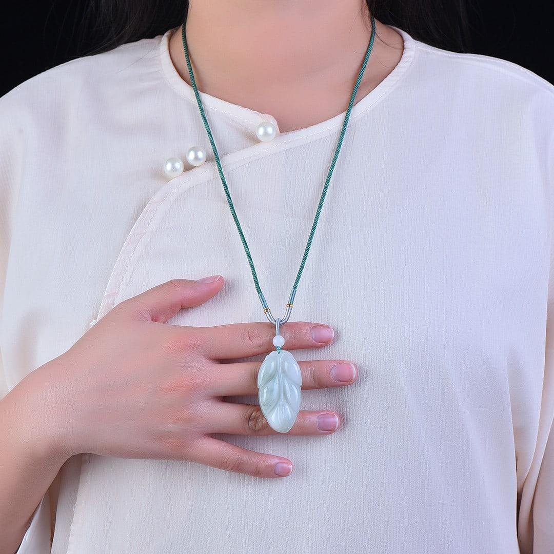An Exquisite Jadeite Pendant: An Exquisite Jadeite Pendant,Size:25mmx46mm 翡翠挂件
