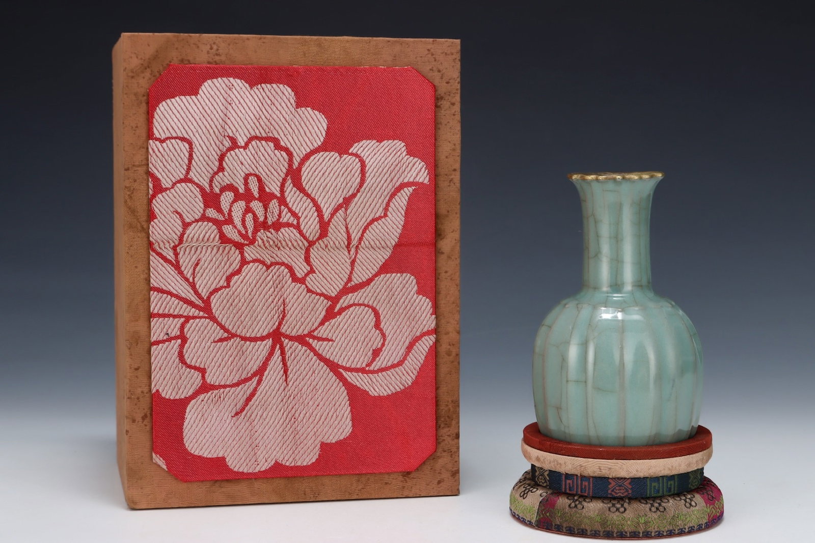 An Exquisite Guan yao Cover with Gold Vase: An Exquisite Guan yao Cover with Gold Vase,Song Dynasty,China,Royal Court 款,Size:5.6inx3.5in 官窑金口瓶,中国宋代,宫廷款