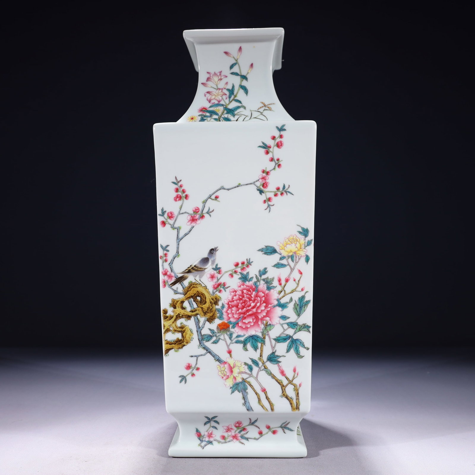An Exquisite Famille-Rose Flower and Bird Pattern Vase: An Exquisite Famille-Rose Flower and Bird Pattern Vase,Qing Dynasty,China,Qianlong Six-character Mark,Size:5.7inx15.7in,Weight:4200g 粉彩花鸟纹瓶,中国&#