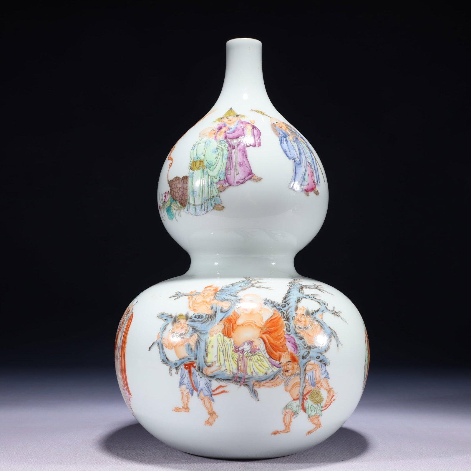 An Exquisite Famille-Rose Painted Gold Character and Story Pattern Gourd-Shaped Vase: An Exquisite Famille-Rose Painted Gold Character and Story Pattern Gourd-Shaped Vase 粉彩描金人物故事纹葫芦瓶,中国&#