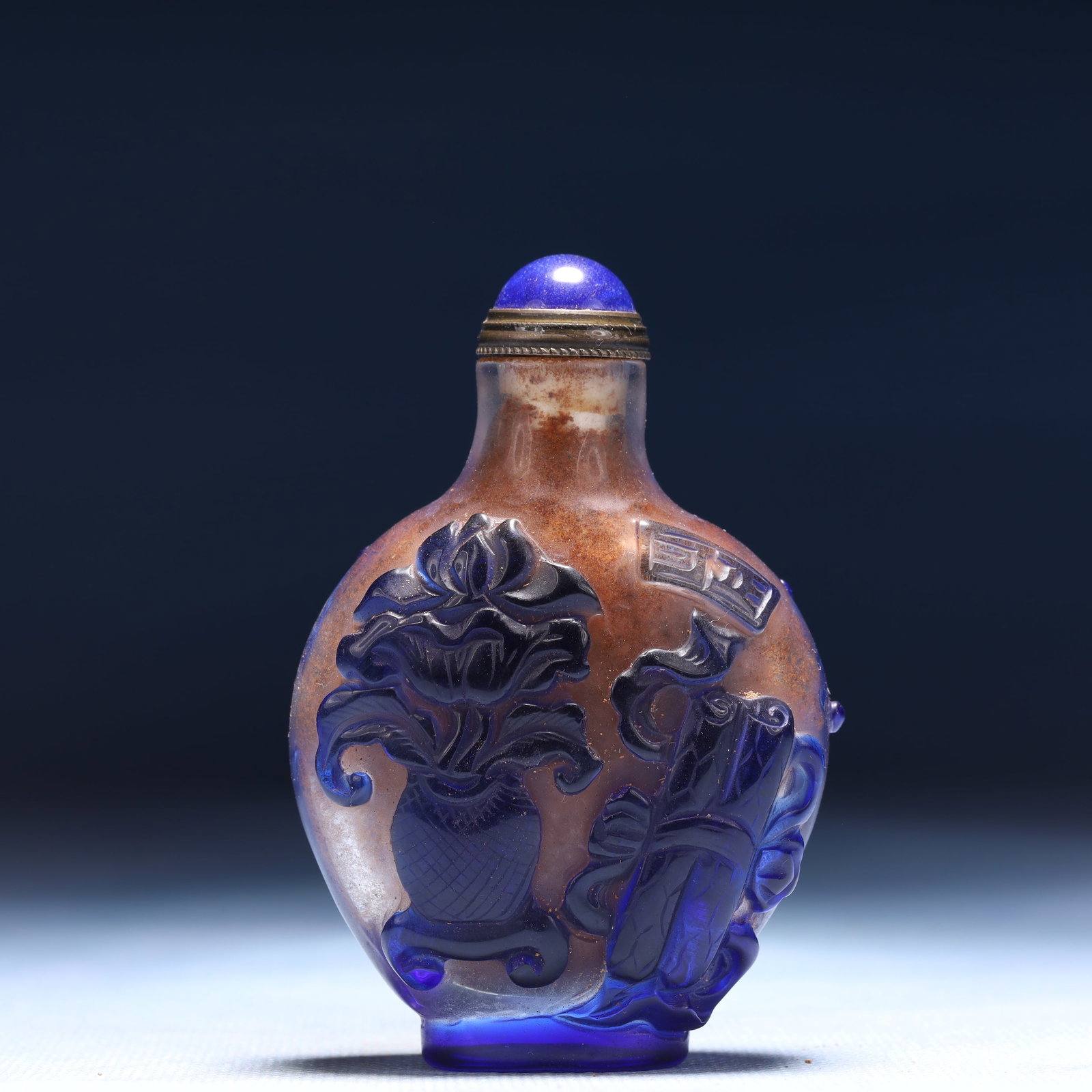 An Exquisite Glass Flower Pattern Snuff Bottle: An Exquisite Glass Flower Pattern Snuff Bottle,Qing Dynasty,China,Qianlong Four-character Mark,Size:2inx1.2inx3in,Weight:78g