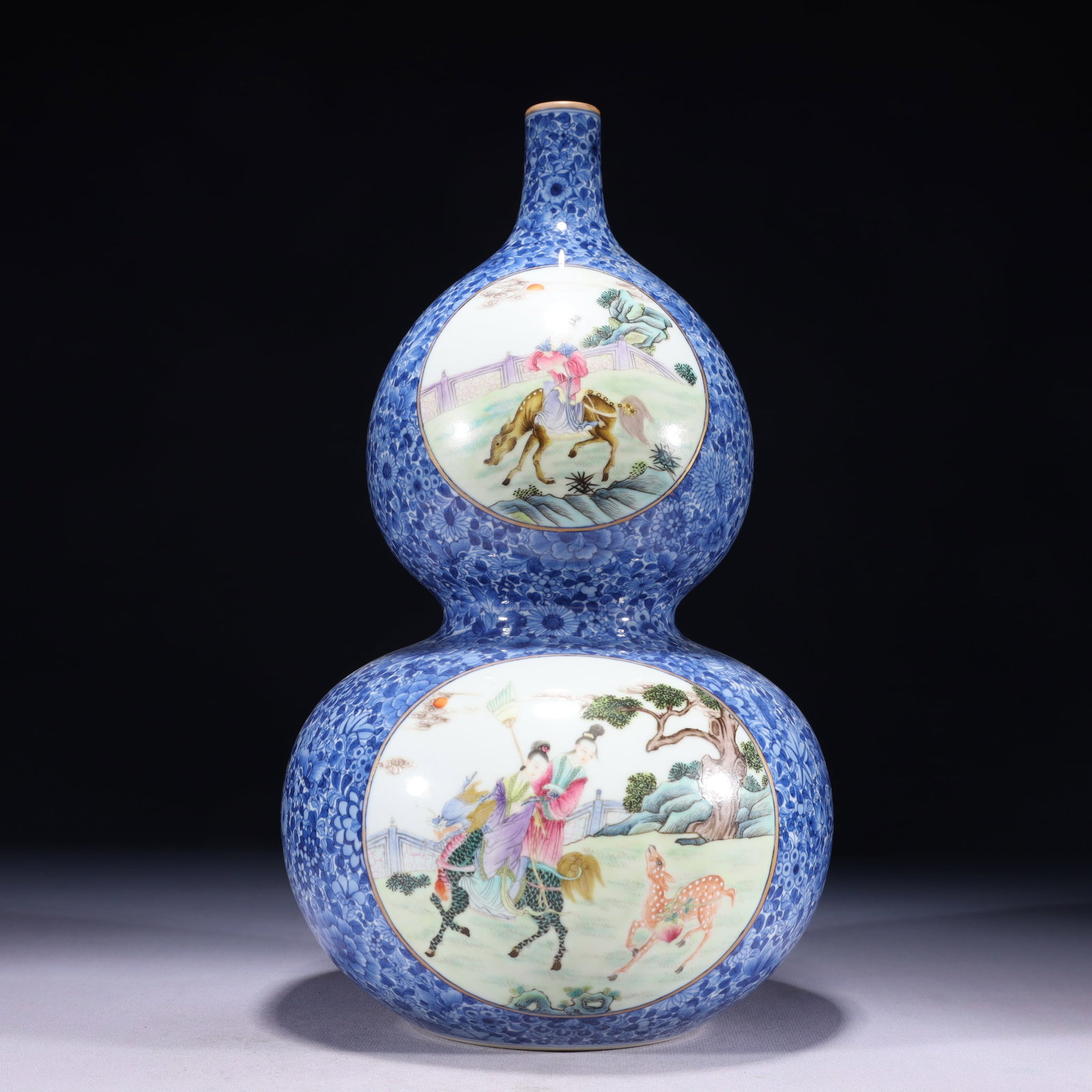 An Exquisite Blue and White Famille-Rose Painted Gold Character and Story Pattern Gourd-Shaped Vase: An Exquisite Blue and White Famille-Rose Painted Gold Character and Story Pattern Gourd-Shaped Vase 青花粉彩描金人物故事纹葫!