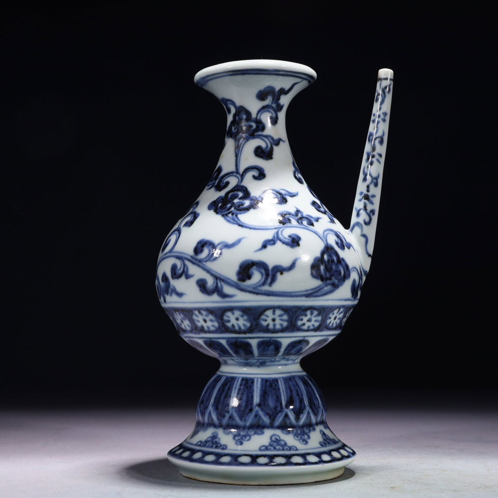 An Exquisite Blue and White Lotus Pattern Pot: An Exquisite Blue and White Lotus Pattern Pot,Qing Dynasty,China,Size:4.7inx8.5in,Weight:850g 青花缠枝莲纹壶,中国清代