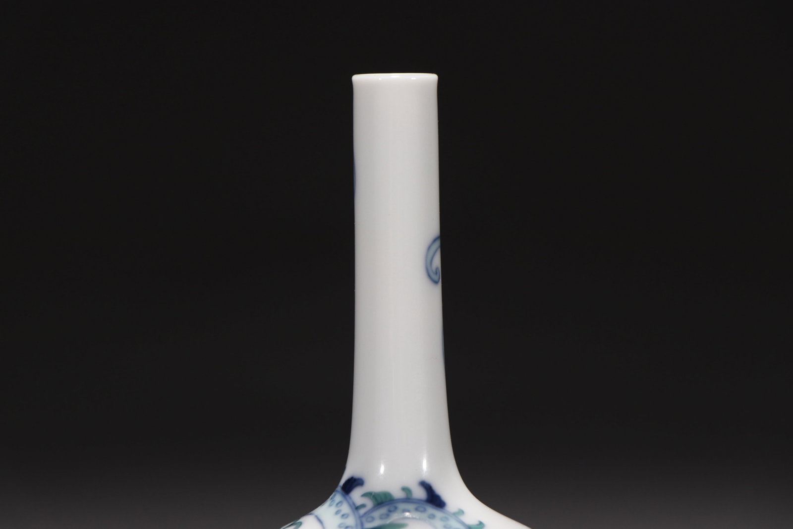 An Exquisite Doucai Dragon Pattern Vase - 2