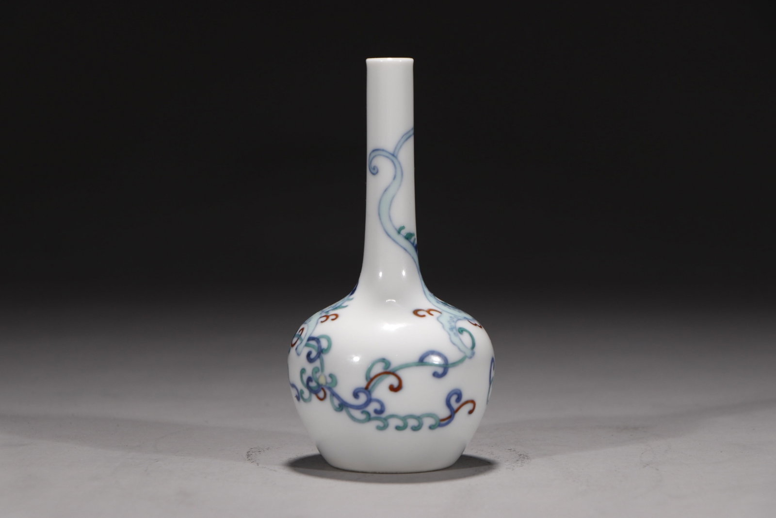 An Exquisite Doucai Dragon Pattern Vase - 3