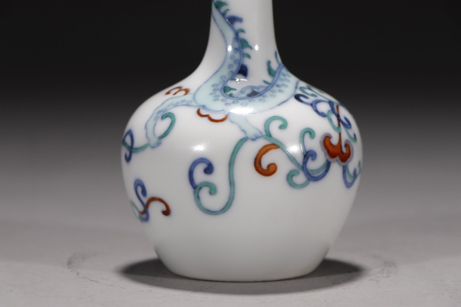 An Exquisite Doucai Dragon Pattern Vase - 6