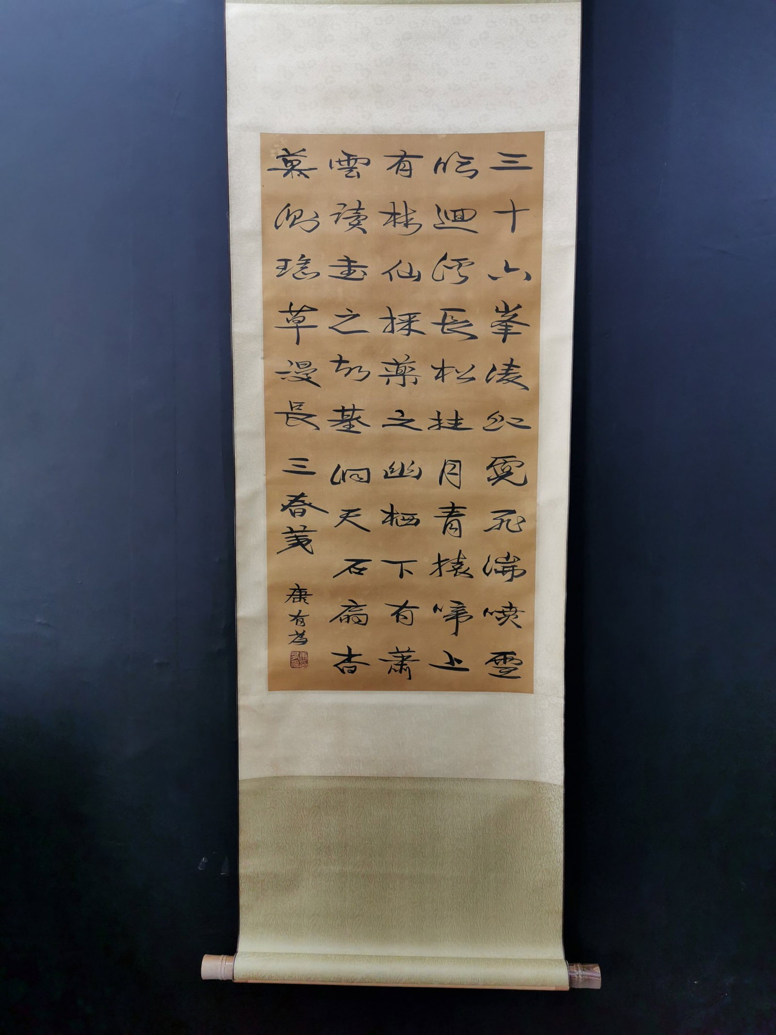 A Chinese Vertical Scroll Ink Calligraphy on Silk: A Chinese Vertical Scroll Ink Calligraphy on Silk,Kang Youwei,Size:16.1inx32.3in 一幅中国水墨绢本书法立轴,康有ߒ