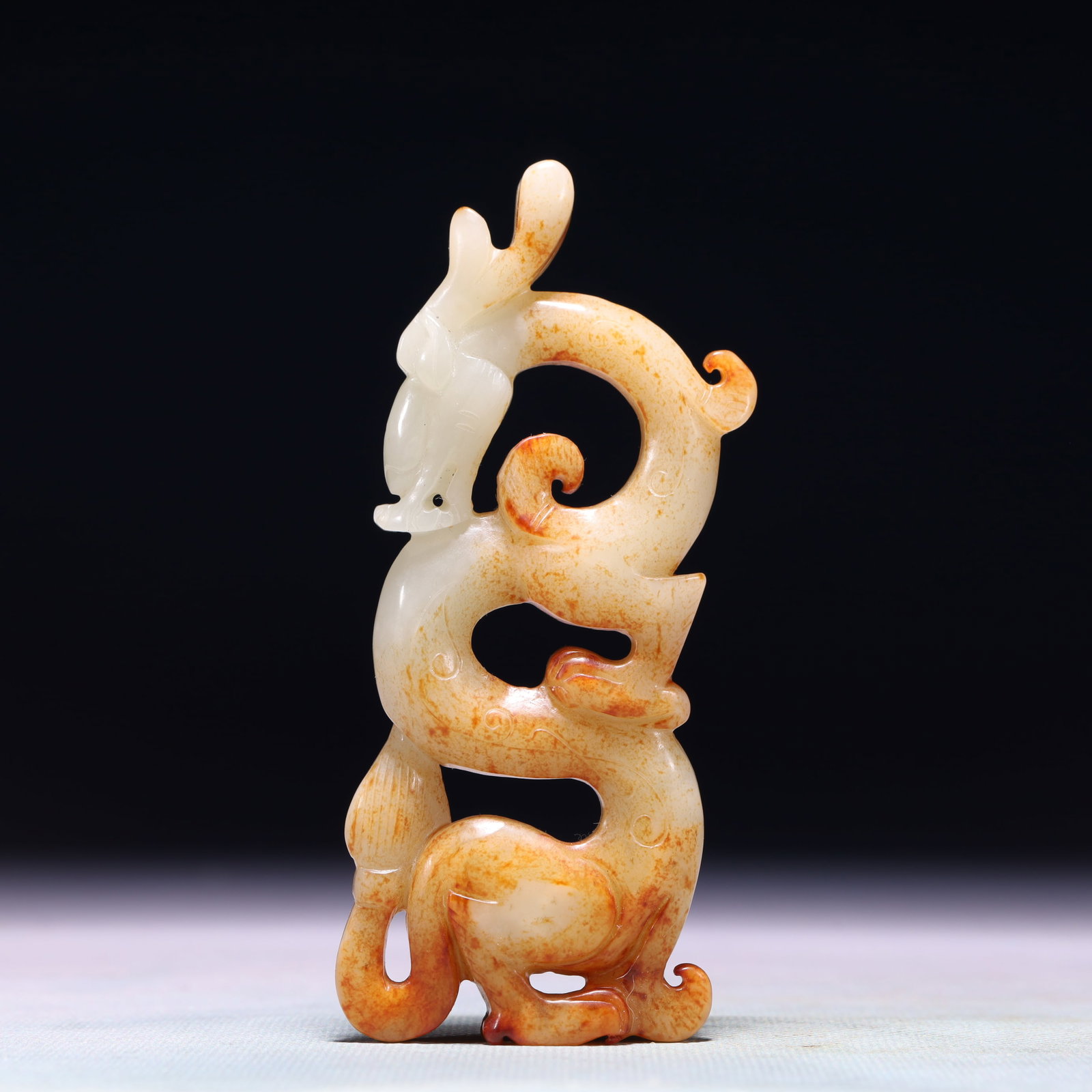 An Exquisite White Jade Dragon Ornament: An Exquisite White Jade Dragon Ornament,Qing Dynasty,China,Size:1.6inx0.4inx0.6in,Weight:100.8g 白玉龙摆件,中国清代